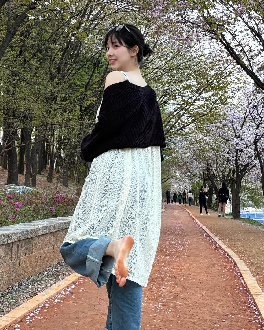 카리나는 원피스를 입는다👗

카리나 사복코디는 힙하면서 러블리한 것이 특징입니다. 특히 그녀의 최애 아이템은 원피스죠. 그리고 청바지는 함께 소환되는 짝꿍이고요.

최근 카리나는 짜임새 있는 크로셰 원피스에 청바지를 레이어드 했습니다. 머리 위에는 선글라스를 얹어 헤어밴드처럼 연출하며 전체적인 러블리 무드에 힙 한스푼을 추가했어요. 또한 가족 나들이에는 민소매 레이스 원피스를 활용했어요. 이에 볼레로 가디건을 매치해 모리걸을 연상시키며 민소매 부담감을 줄였습니다. 일본 스케줄 중 휴식 시간 속 관광할 때는 평소 럽힙을 좋아하는 그녀답게 러블리 무드 코튼 소재 원피스를 입었어요. 거기에 귀엽게 땋은 머리, 볼캡과 링귀걸이를 매치했습니다.

러블리한 원피스에 힙한 악세사리, 카리나가 원피스를 입는 방법입니다. 남은 여름 우리도 적용해보아요.   이미지7