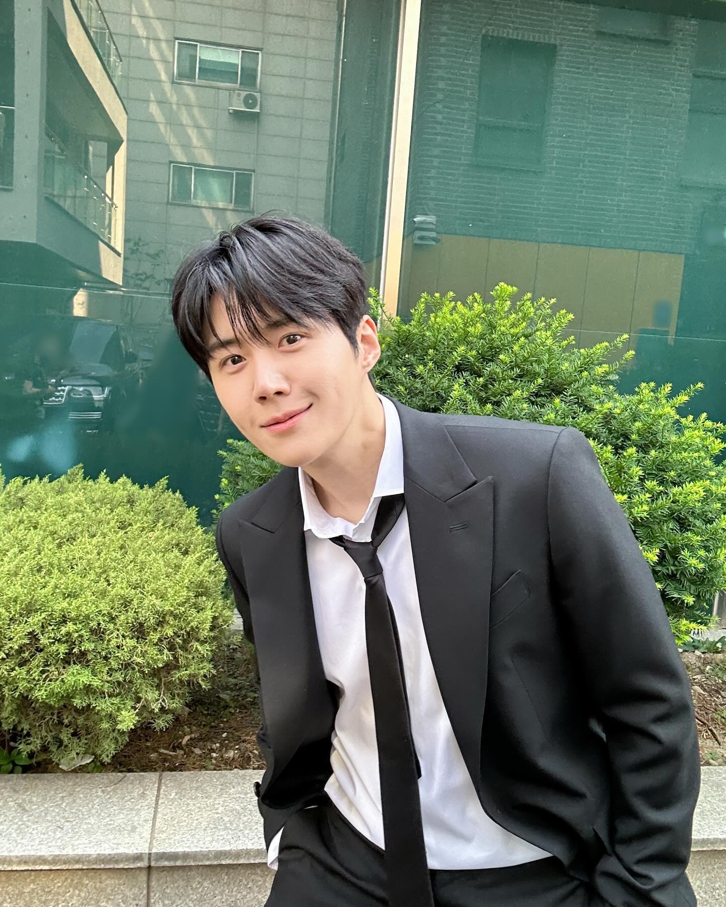 김선호 현혹 남주 출연 검토중🫢🩵

김선호가 드라마 ’현혹’의 남자 주인공으로 캐스팅 제안을 받고 논의 중입니다. 앞서 수지가 여자 주인공 송정화으 역로 캐스팅된 가운데, 수지와 호흡을 맞출 상대역 윤이호 역으로 김선호가 캐스팅 물망에 올랐는데요. 지난 2020년 드라마 ‘스타트업’에서 이뤄지지 못했던 김선호와 수지가 ‘현혹’을 통해 재회할 수 있을지 관심과 기대가 모이고 있습니다. 이미지