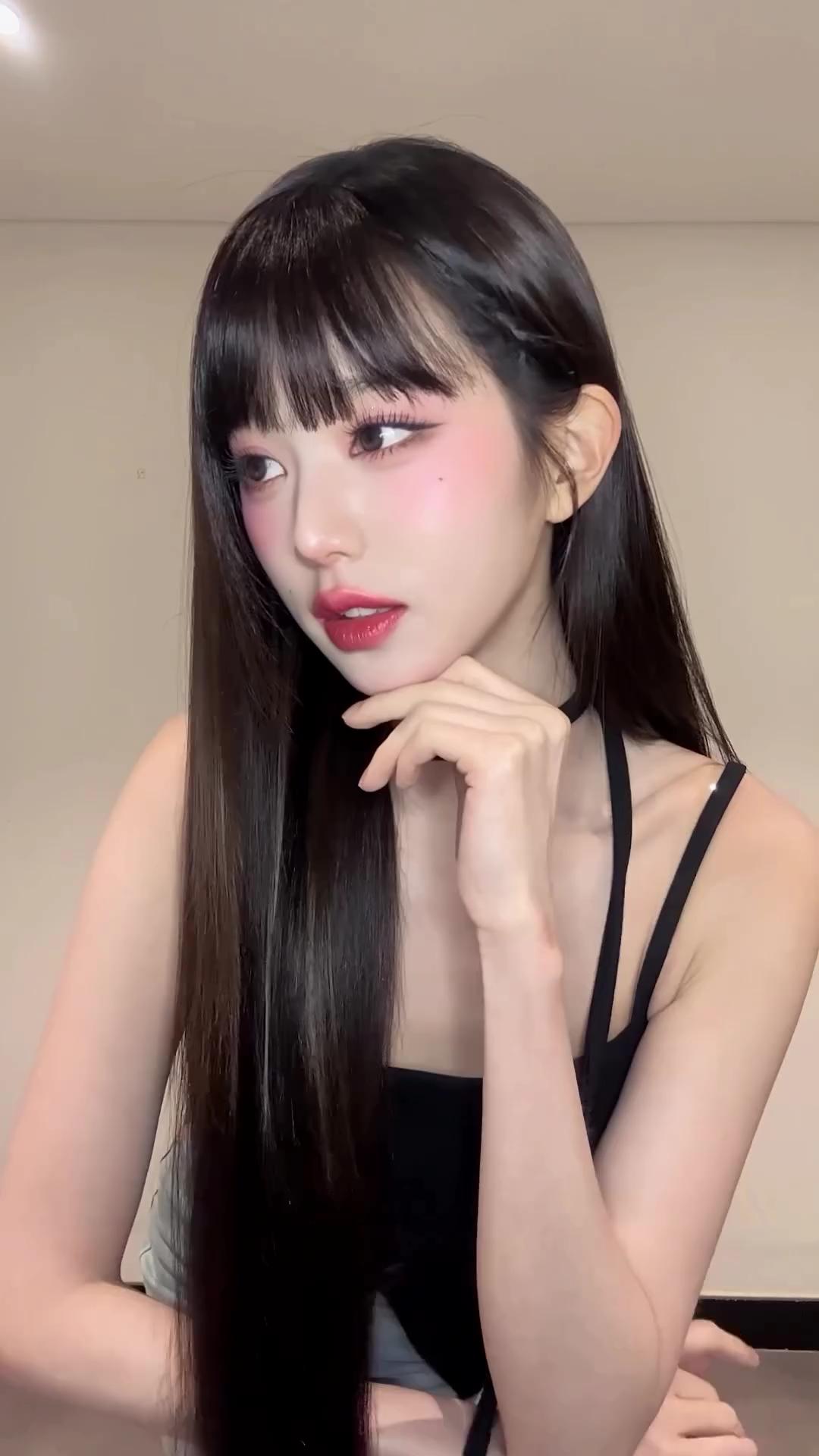 풀뱅 긴생머리 원영 실존..😍🖤
인형 비주얼에 완벽한 몸매까지 다 가진 데님 여신 장원영👖✨ 이미지