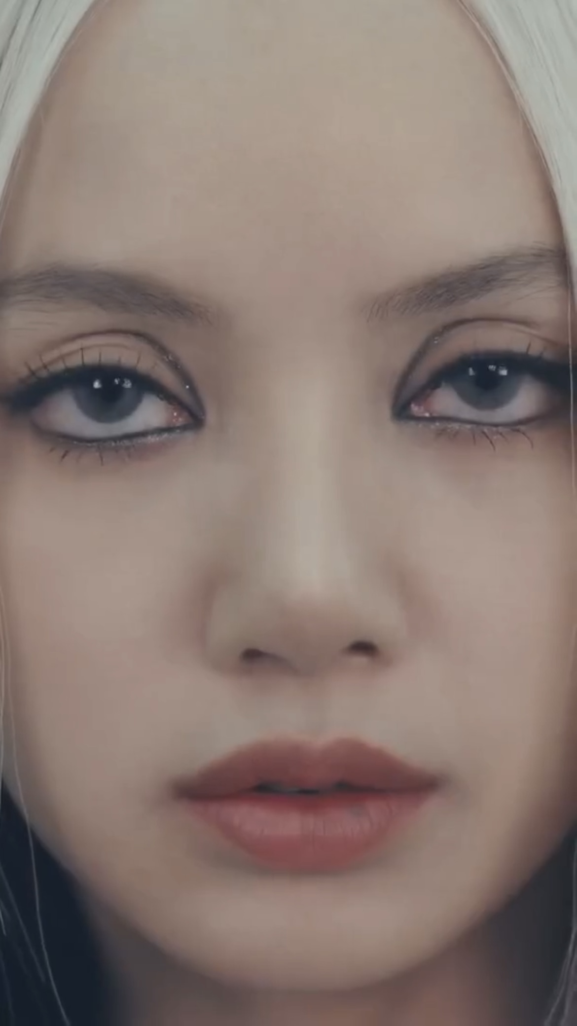 이번엔 금발로 변신한 리사👀🖤

오는 16일(한국 시각) 발매되는 리사의 ’NEW WOMAN’의 티저가 공개됐습니다. 짧은 영상 속에는 ’Rockstar’에 이어 또다시 새롭게 변신한 리사와 피처링에 참여한 로살리아의 모습이 담겼는데요. 뮤직비디오 풀버전은 오는 16일 오전 9시 라우드 공식 유튜브에서 볼 수 있습니다. 이미지