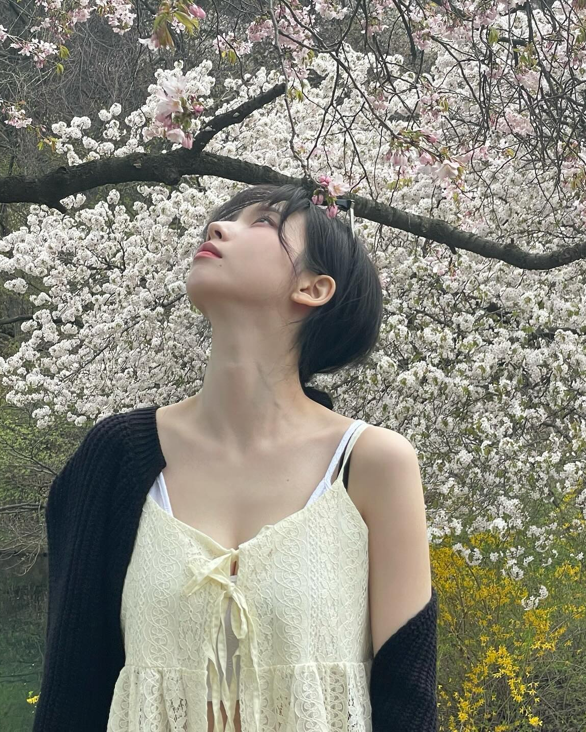 카리나는 원피스를 입는다👗

카리나 사복코디는 힙하면서 러블리한 것이 특징입니다. 특히 그녀의 최애 아이템은 원피스죠. 그리고 청바지는 함께 소환되는 짝꿍이고요.

최근 카리나는 짜임새 있는 크로셰 원피스에 청바지를 레이어드 했습니다. 머리 위에는 선글라스를 얹어 헤어밴드처럼 연출하며 전체적인 러블리 무드에 힙 한스푼을 추가했어요. 또한 가족 나들이에는 민소매 레이스 원피스를 활용했어요. 이에 볼레로 가디건을 매치해 모리걸을 연상시키며 민소매 부담감을 줄였습니다. 일본 스케줄 중 휴식 시간 속 관광할 때는 평소 럽힙을 좋아하는 그녀답게 러블리 무드 코튼 소재 원피스를 입었어요. 거기에 귀엽게 땋은 머리, 볼캡과 링귀걸이를 매치했습니다.

러블리한 원피스에 힙한 악세사리, 카리나가 원피스를 입는 방법입니다. 남은 여름 우리도 적용해보아요.   이미지3