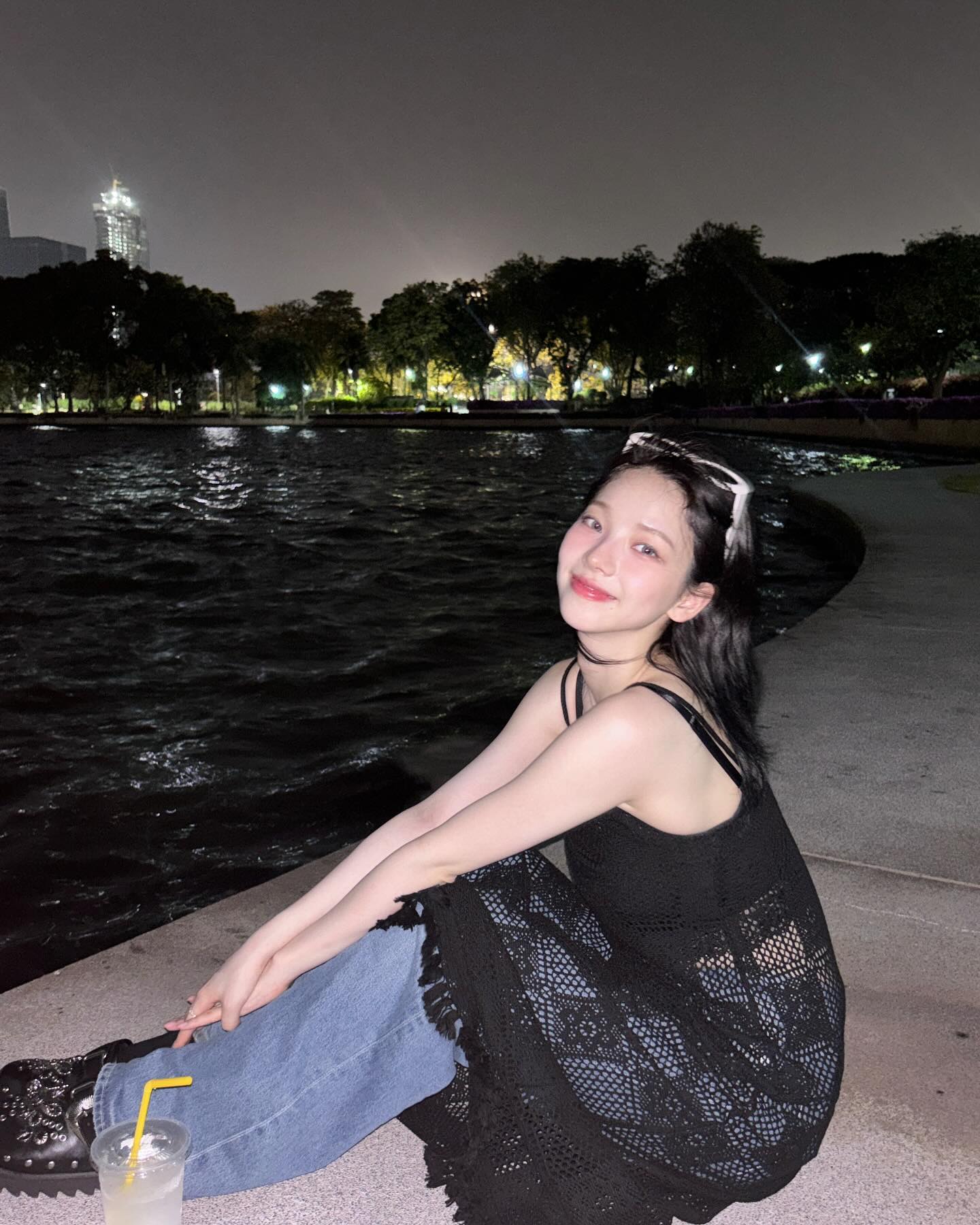 카리나는 원피스를 입는다👗

카리나 사복코디는 힙하면서 러블리한 것이 특징입니다. 특히 그녀의 최애 아이템은 원피스죠. 그리고 청바지는 함께 소환되는 짝꿍이고요.

최근 카리나는 짜임새 있는 크로셰 원피스에 청바지를 레이어드 했습니다. 머리 위에는 선글라스를 얹어 헤어밴드처럼 연출하며 전체적인 러블리 무드에 힙 한스푼을 추가했어요. 또한 가족 나들이에는 민소매 레이스 원피스를 활용했어요. 이에 볼레로 가디건을 매치해 모리걸을 연상시키며 민소매 부담감을 줄였습니다. 일본 스케줄 중 휴식 시간 속 관광할 때는 평소 럽힙을 좋아하는 그녀답게 러블리 무드 코튼 소재 원피스를 입었어요. 거기에 귀엽게 땋은 머리, 볼캡과 링귀걸이를 매치했습니다.

러블리한 원피스에 힙한 악세사리, 카리나가 원피스를 입는 방법입니다. 남은 여름 우리도 적용해보아요.   이미지6