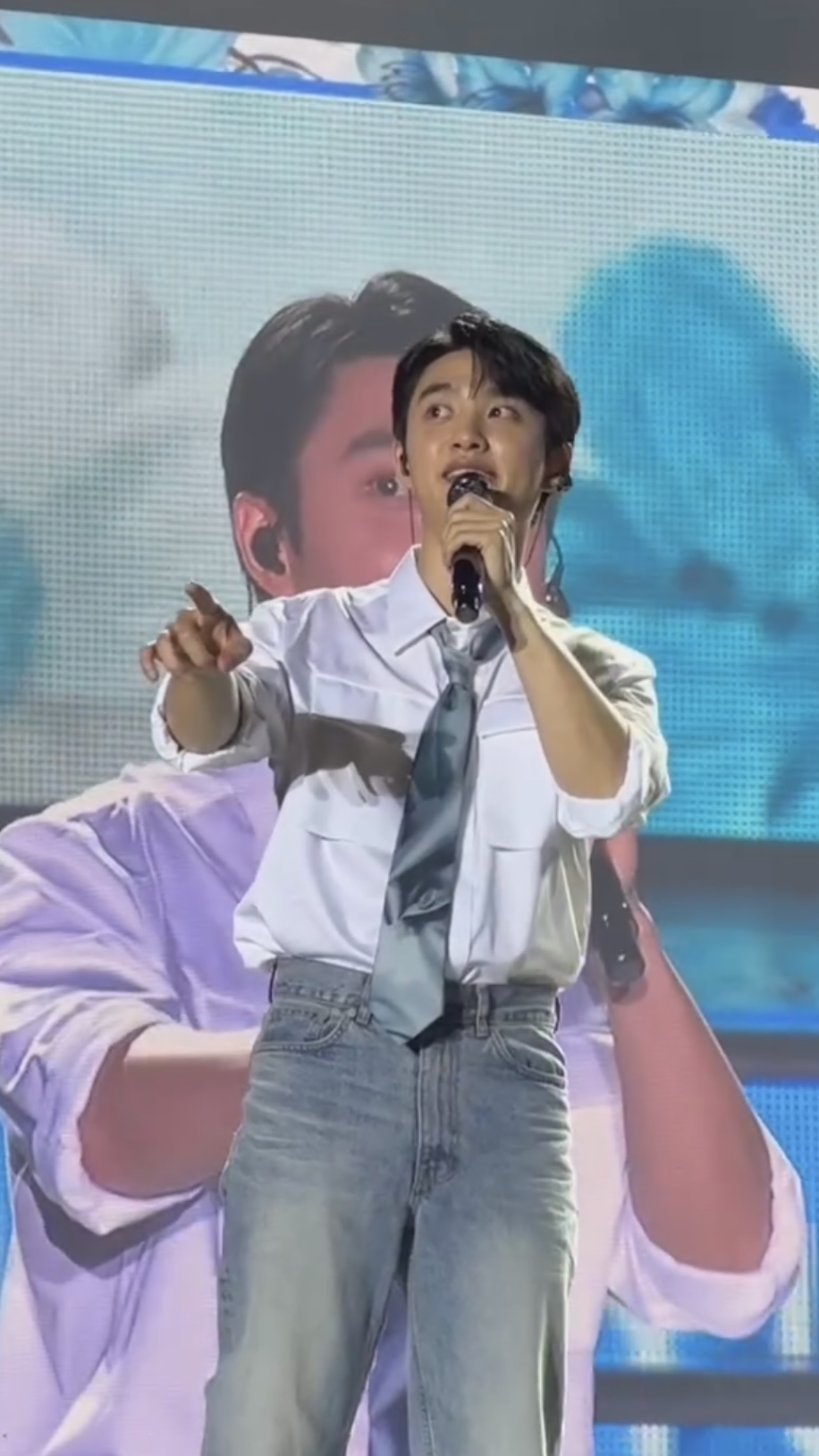 요 끼쟁이를 또 볼 수 있는 기회🤍

도경수가 오는 10월부터 11일~13일까지 총 3일간 서울 잠실실내체육관에서 아시아 팬 콘서트 ‘BLOOM THE FINAL’을 개최합니다. 이번 콘서트는 지난 6월 성황리에 시작된 아시아 팬 콘서트 투어의 앙코르 공연인데요. 출중한 무대 매너는 물론, 감탄을 자아내는 라이브 실력으로 팬들의 뜨거운 호응을 받았었죠. 티켓 예매는 인터파크 티켓에서 9월 2일 오후 8시 팬클럽 선예매, 9월 4일 오후 8시 일반 예매가 오픈 됩니다. 이미지