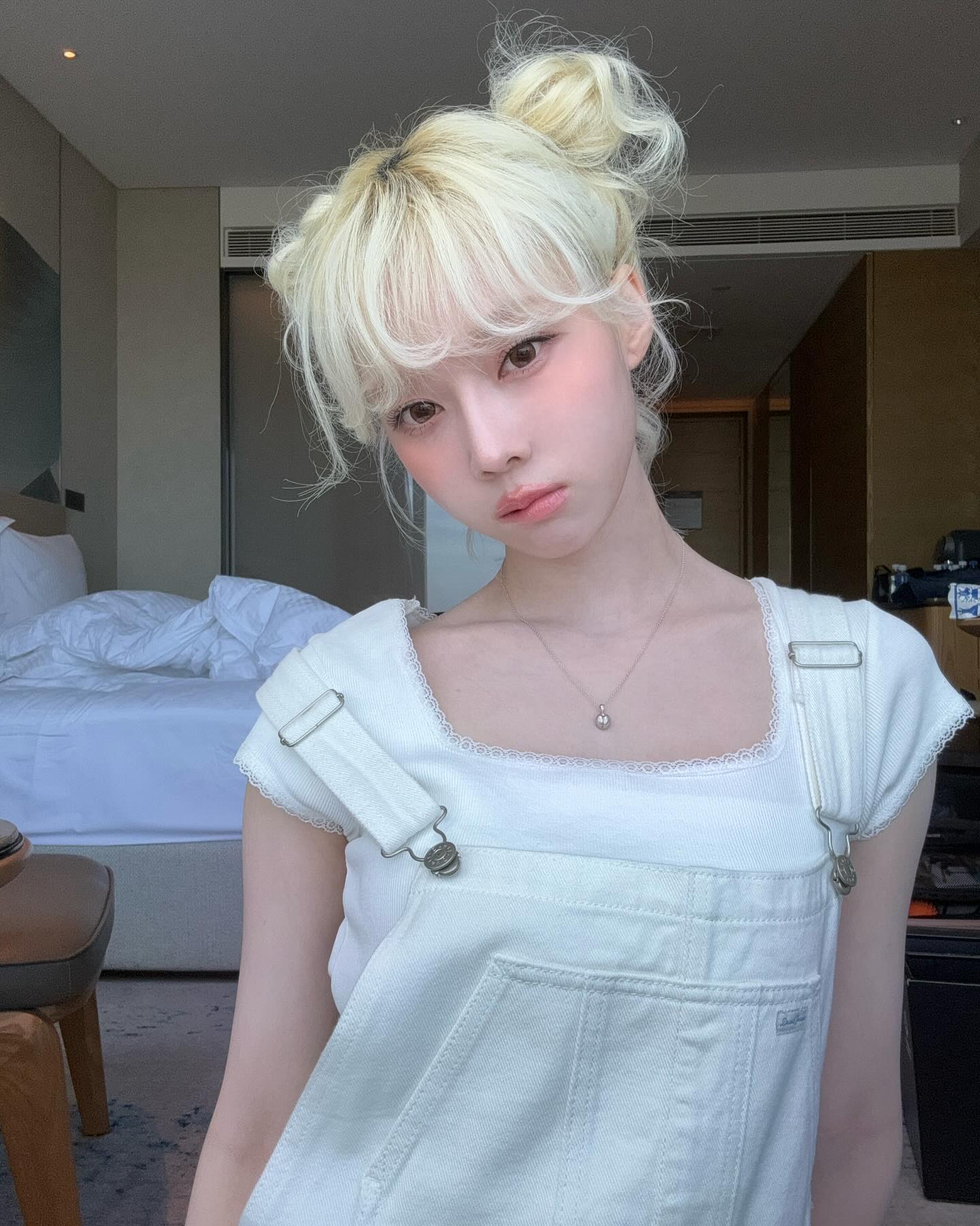 오버롤에 흰색 이너 찰떡궁합🤍🍡 이미지