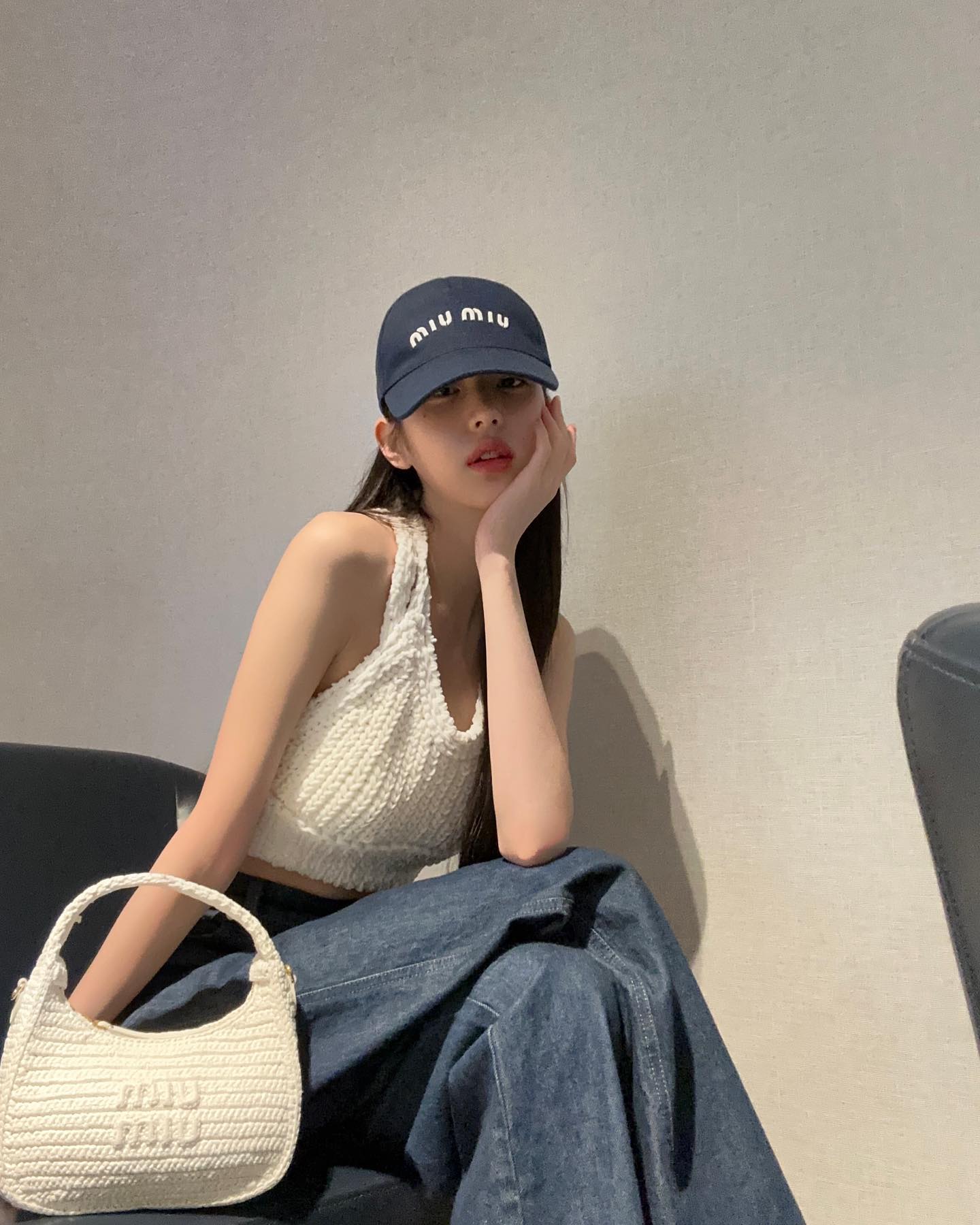 언니들은 뮤뮤 모자를 쓴다🧢👒
로고 포인트로 여름에 쓰기 좋은 미우미우 모자 모음✔️🔥

강혜원: 드릴 베이스볼 캡 그레이, 83만 원.

장원영: 드릴 베이스볼 캡 블루 화이트, 71만 원. / 데님 베이스볼 캡 블루, 76만 원.

이다해: 데님 버킷 햇 화이트, 83만 원.

이코코: 민니: 데님 햇, 83만 원.

이시영: 라피아 햇 베이지 블루, 90만 원 대. / 데님 베이스볼 캡 블랙, 93만 원. 이미지