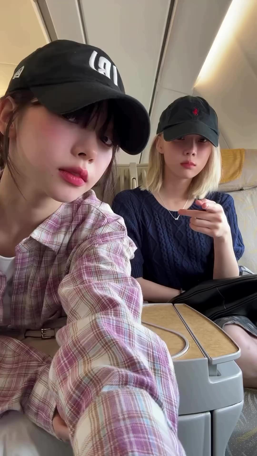 카리나 & 윈터🖤❤️예쁜 언니들끼리 볼캡룩, 저 검정 기본 폴로 볼캡 나도 있는데…🧢 이미지
