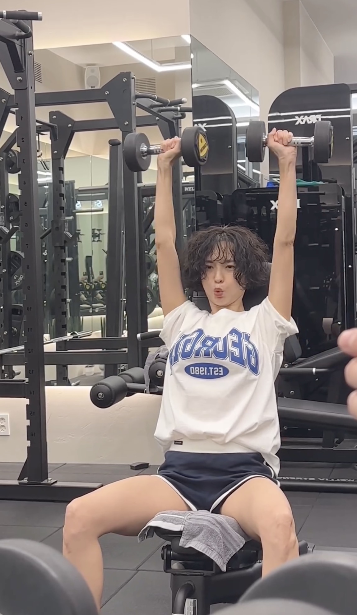 요즘은 비숑이 웨이트를 하네🐶🏋🏻‍♀️ 이미지