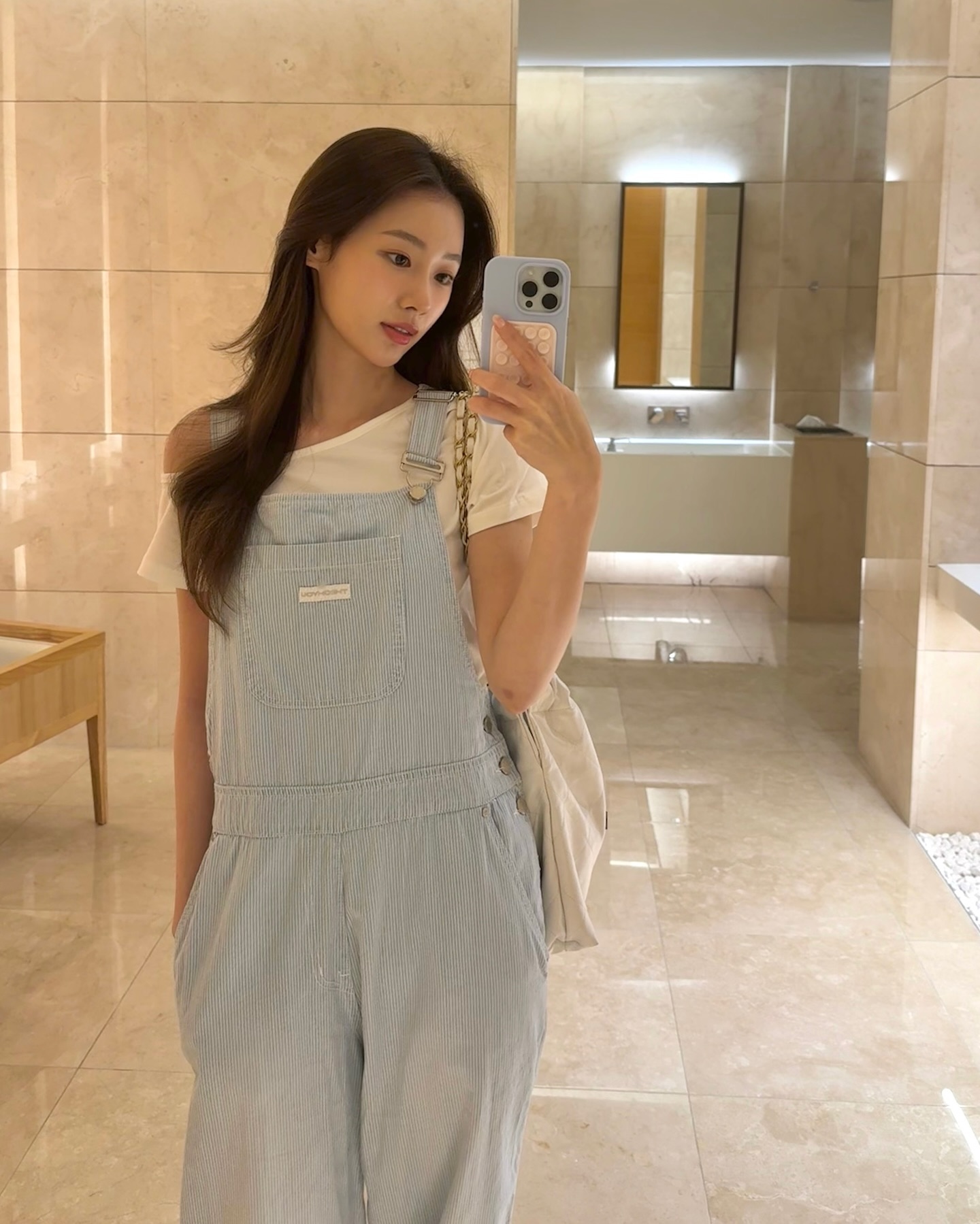 오버롤에 흰색 이너 찰떡궁합🤍🍡 이미지4