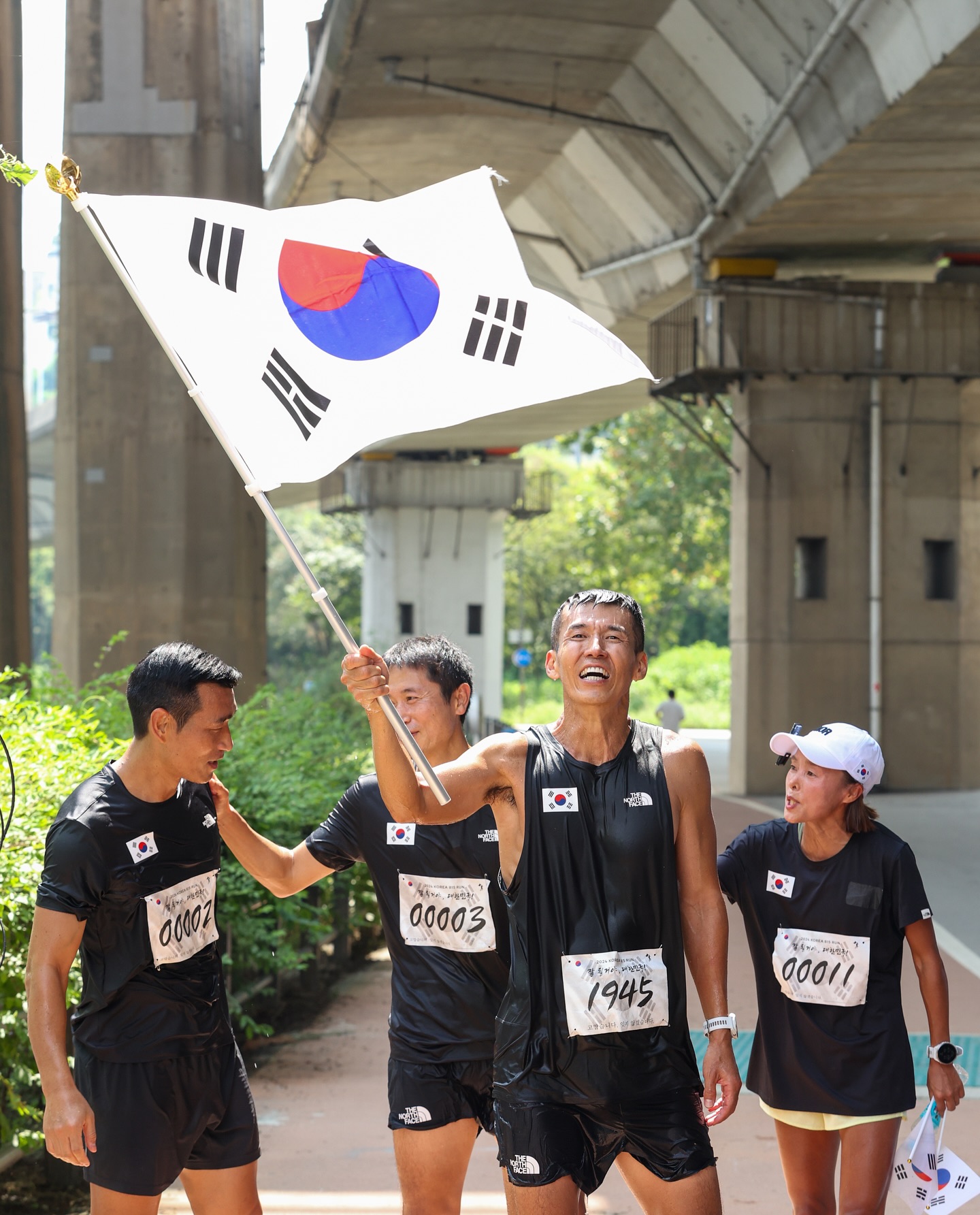 션, 올해도 815런 완주!🏃🏻🇰🇷

션이 어제(15일) 광복절을 기념하여 81.5km 기부 마라톤을 완주했습니다. ‘815런’은 지난 2020년 션의 주도로 독립유공자들의 헌신과 희생을 기리고자, 그 후손들을 돕자는 취지에서 시작된 기부 달리기인데요. 오전 5시에 달리기를 시작한 그는 약 8시간 동안 마라톤 풀코스인 42.195km의 2배에 달하는 81.5km를 달렸죠. 올해는 권은주 마라톤 감독, 조원희 코치, 이영표 전 축구 국가대표, 배우 임시완, 이시영, 윤세아, 진선규 등 총 45명의 페이서들도 참가해 션이 무사히 완주할 수 있도록 도왔습니다. 이미지