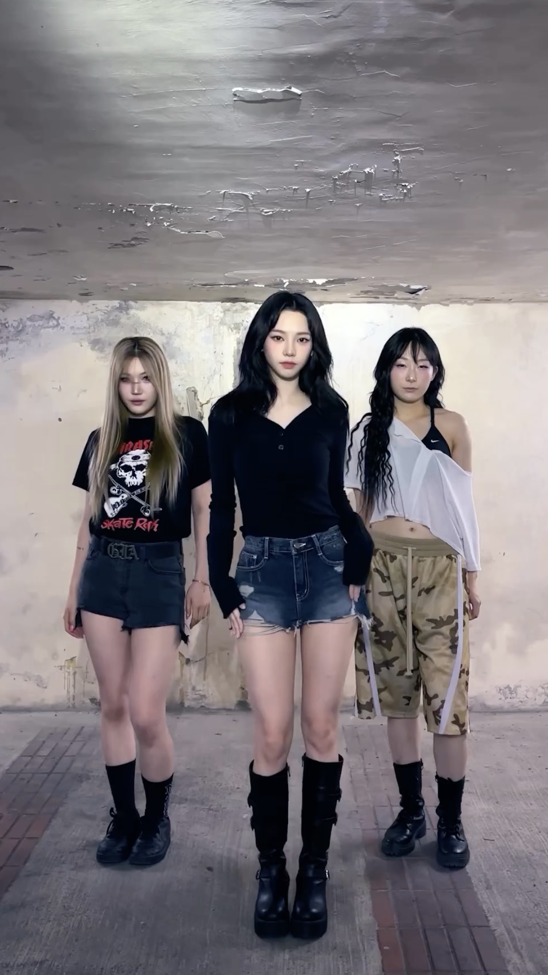 춤이랑 코디랑 찰떡콩떡🖤✨
청반바지+검정무지티 조합이 이렇게 예쁠 일..🤦🏻‍♀️❤️‍🔥 이미지