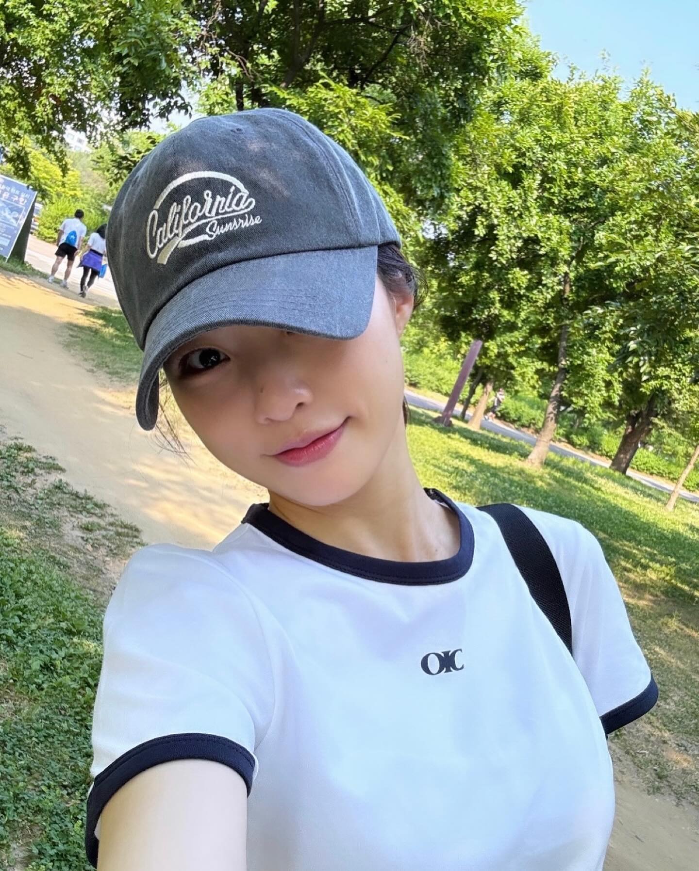 트렌디한 링거티에 볼캡 더해 꾸안꾸룩🧢 이미지4