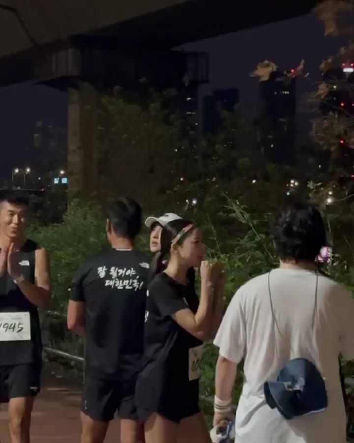 션, 올해도 815런 완주!🏃🏻🇰🇷

션이 어제(15일) 광복절을 기념하여 81.5km 기부 마라톤을 완주했습니다. ‘815런’은 지난 2020년 션의 주도로 독립유공자들의 헌신과 희생을 기리고자, 그 후손들을 돕자는 취지에서 시작된 기부 달리기인데요. 오전 5시에 달리기를 시작한 그는 약 8시간 동안 마라톤 풀코스인 42.195km의 2배에 달하는 81.5km를 달렸죠. 올해는 권은주 마라톤 감독, 조원희 코치, 이영표 전 축구 국가대표, 배우 임시완, 이시영, 윤세아, 진선규 등 총 45명의 페이서들도 참가해 션이 무사히 완주할 수 있도록 도왔습니다. 이미지