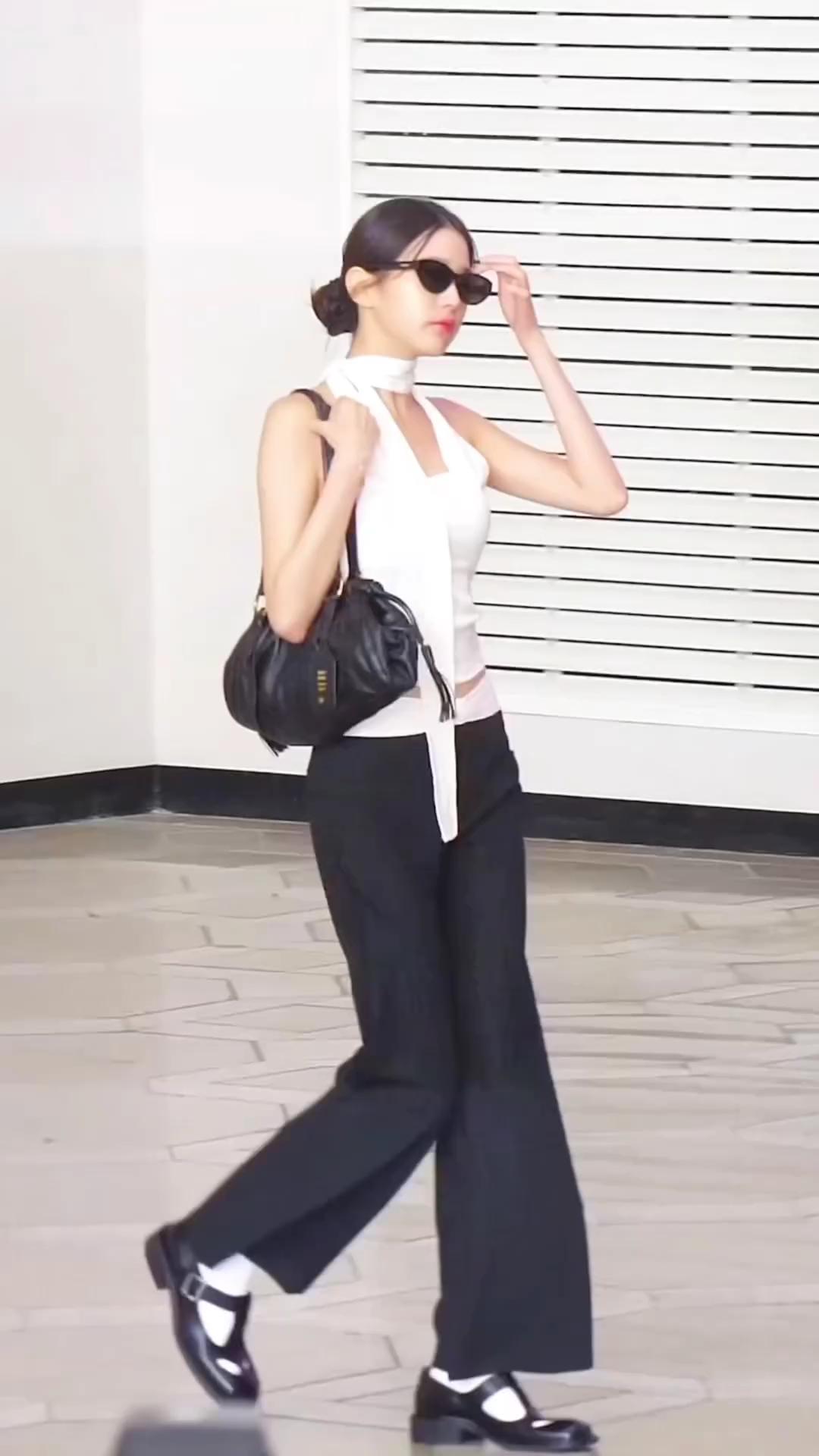 블랙&화이트🖤🤍세련시크 원영
스카프탑에 블랙팬츠와 선글라스로 핫걸 포인트😎🔥   이미지