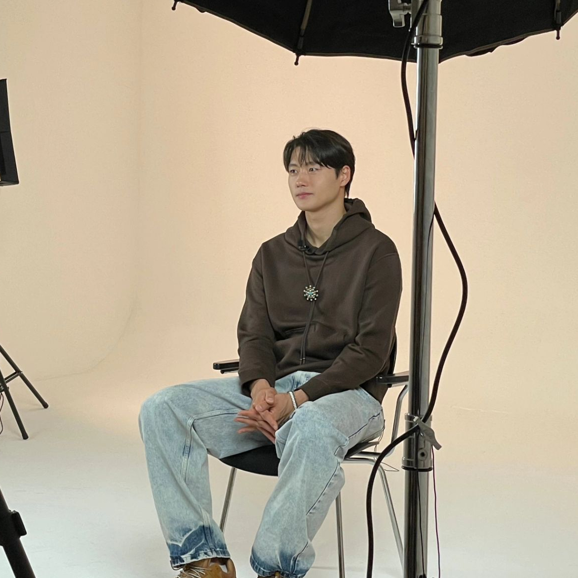 슈퍼스타 오상욱 살롱드립 출연🙌🏻

유튜브 웹 예능 ‘살롱드립2’에 오상욱이 출연합니다. 오상욱은 이번 파리 올림픽 펜싱 남자 사브 개인전, 단체전에서 금메달을 획득하며 많은 방송 프로그램의 러브콜을 받고 있는데요. 편안한 분위기에 자연스러운 토크로 게스트들과 케미스트리를 자랑하는 장도연이 오상욱과 보여줄 케미에 관심이 쏠리고 있습니다. 한편, 지난달 녹화를 마쳤다는 소식이 들려와 기대를 모았던 손흥민 편은 오상욱 편의 일주일 뒤인 9월 3일에 공개됩니다. 이미지2