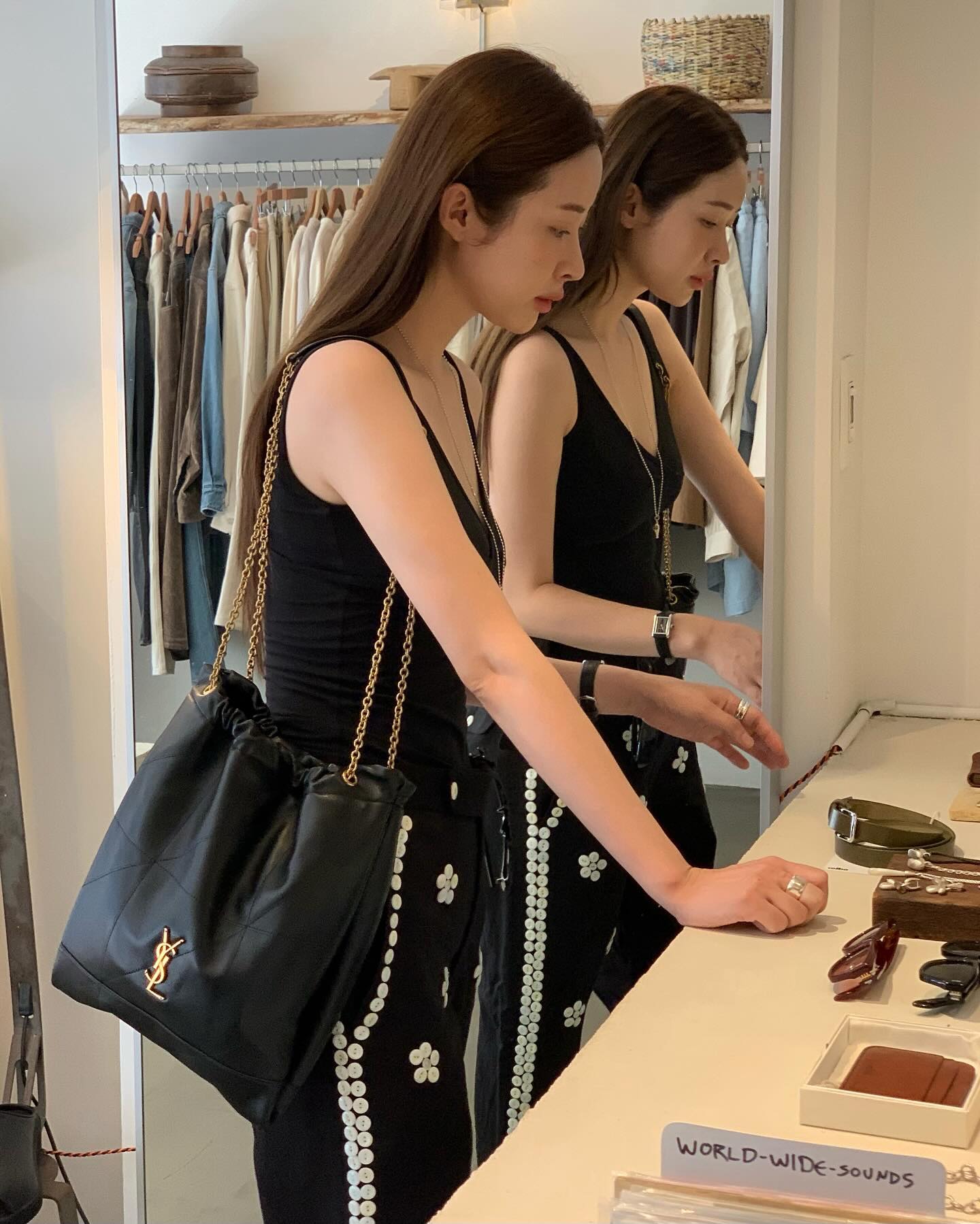 셀럽들의 요즘 데일리백은👜✨
가볍고 시크한 생로랑 제이미 4.3 포숑 블랙🖤🏷️439만 원 이미지