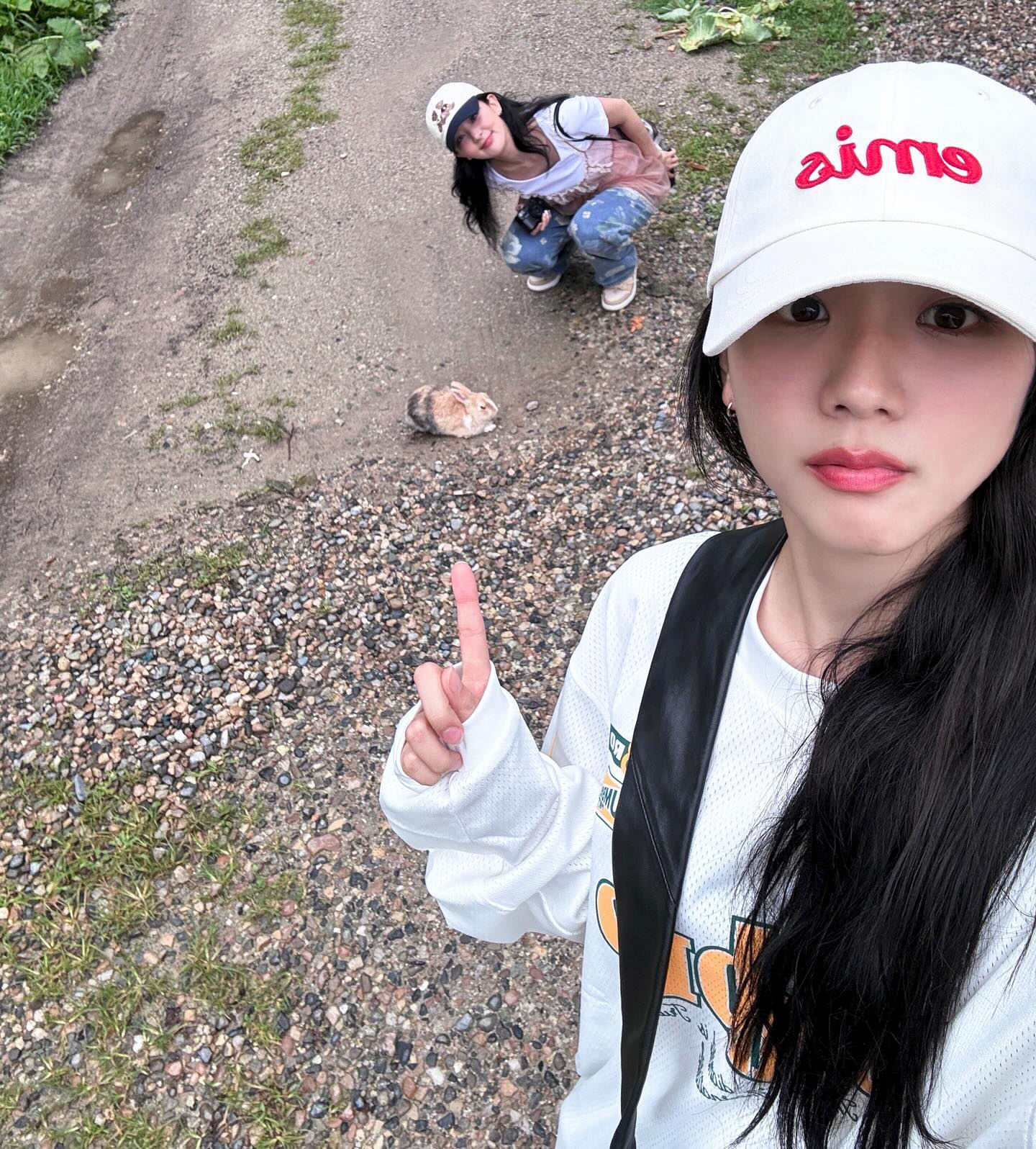 이 무해하고 상큼한 투샷 뭐야🍑💕
청바지코디는 지수처럼 시크 or 슬기처럼 러블리하게 코디해봐✨ 이미지