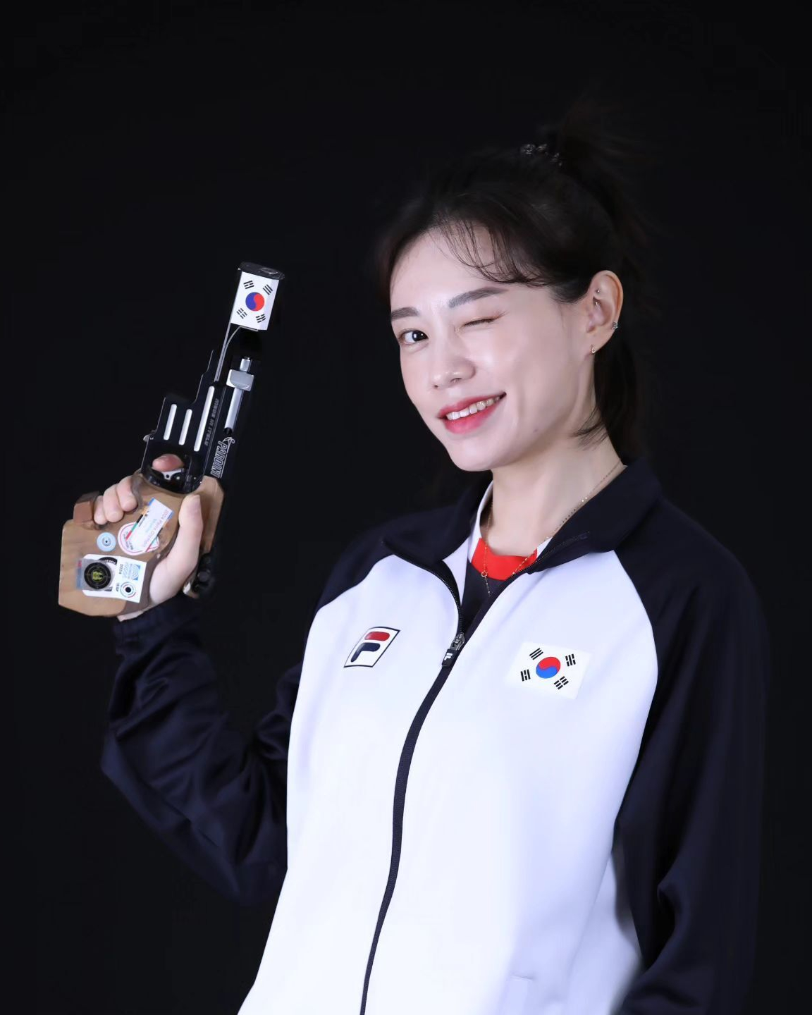 김예지, 루이비통 화보 모델 발탁✨

사격 은메달리스트 김예지 선수가 루이비통의 화보 모델로 출격합니다. 글로벌 매니지먼트 서비스를 제공하는 플필은 오늘(19일) 사격 선수 김예지와의 공식 에이전시 계약 소식과 함께 이번 주 예정되어 있는 루이비통 화보 촬영을 알렸는데요. 이번 계약으로 플필은 IT 기반의 플랫폼과 숏폼 콘텐츠 제작 역량을 활용해 김예지 선수의 글로벌 진출을 돕고, 더 많은 팬들과 소통할 수 있는 기회를 만드는 등 맞춤형 매니지먼트를 제공할 예정입니다. 이미지