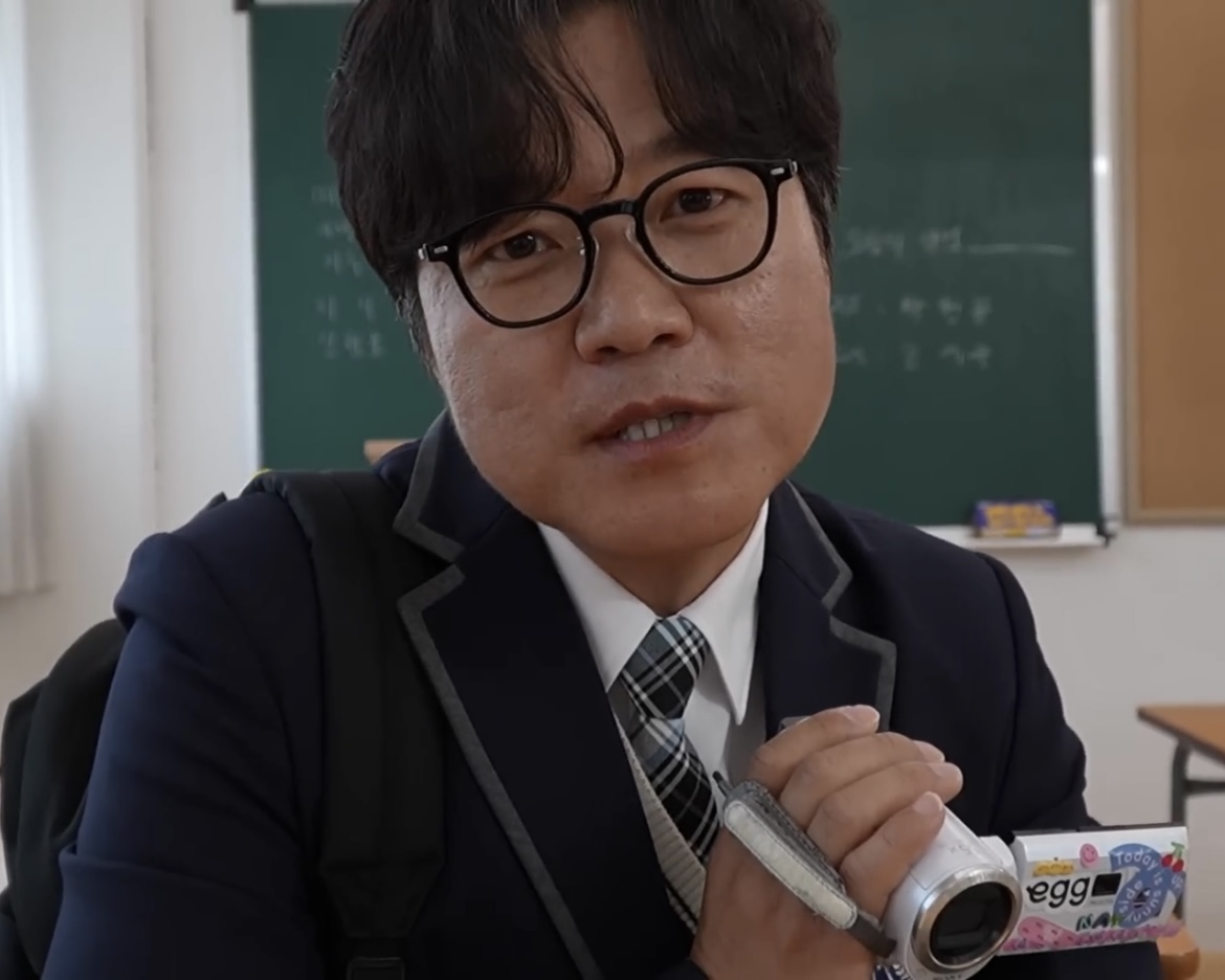 나영석의 킹받는 디토 패러디😱

오늘(19일) 오전 유튜브 채널 채널십오야에 D-47이라는 제목과 함께 영상이 게재됐습니다. 뉴진스의 ‘Ditto’가 배경음악으로 흘러나오는 영상에서 나영석은 교복을 입고 기타를 치거나 그림을 그리는 등 과몰입 상황극을 이어갔는데요. 이어 영상 말미에 이어 10월 5일이라는 날짜가 명시돼 이전에 예고했던 팬미팅 예고 영상이 아니냐는 반응이 쏟아졌습니다. 지금 바로 풀 버전을 채널십오야에서 확인해 보세요! 이미지
