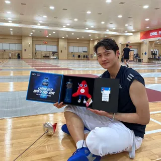 슈퍼스타 오상욱 살롱드립 출연🙌🏻
유튜브 웹 예능 ‘살롱드립2’에 오상욱이 출연합니다. 오상욱은 이번 파리 올림픽 펜싱 남자 사브 개인전, 단체전에서 금메달을 획득하며 많은 방송 프로그램의 러브콜을 받고 있는데요. 편안한 분위기에 자연스러운 토크로 게스트들과 케미스트리를 자랑하는 장도연이 오상욱과 보여줄 케미에 관심이 쏠리고 있습니다. 한편, 지난달 녹화를 마쳤다는 소식이 들려와 기대를 모았던 손흥민 편은 오상욱 편의 일주일 뒤인 9월 3일에 공개됩니다. 이미지