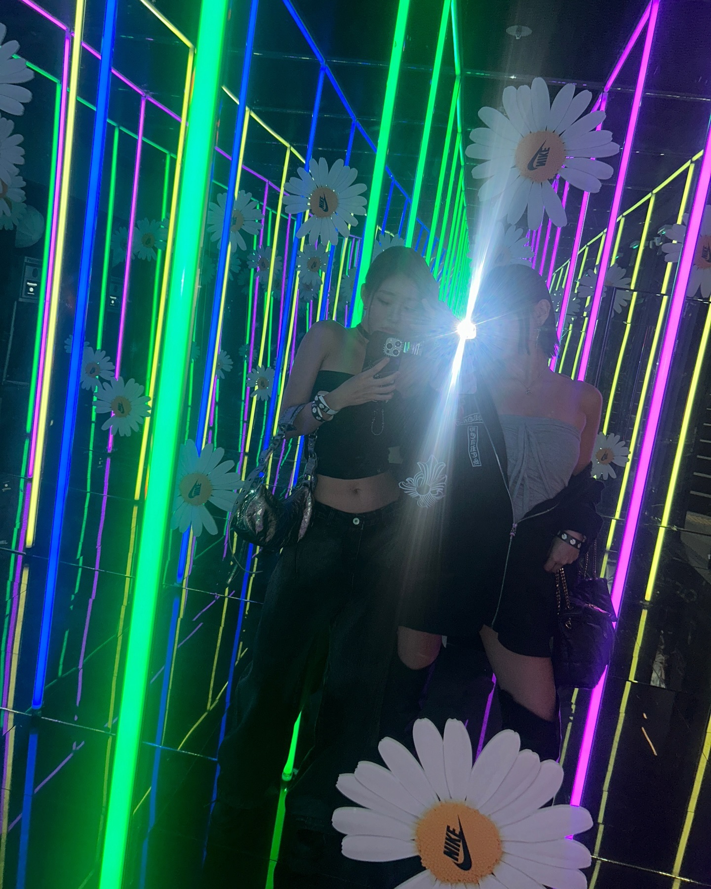 핫했던 지드래곤 생일파티🎂

어제(18일)는 바로 지드래곤의 생일! 피스마이너스원 파라노이즈 3.0 발매 축하 및 생일 파티 행사가 열렸는데요. 빅뱅 멤버 대성부터 키스오브라이프 나띠와 쥴리, 키드밀리 등 의외의 인물과의 친분으로 궁금증을 자아내기도 했죠. 지드래곤과 인증샷을 찍은 이들의 사진을 확인해 보세요! 이미지