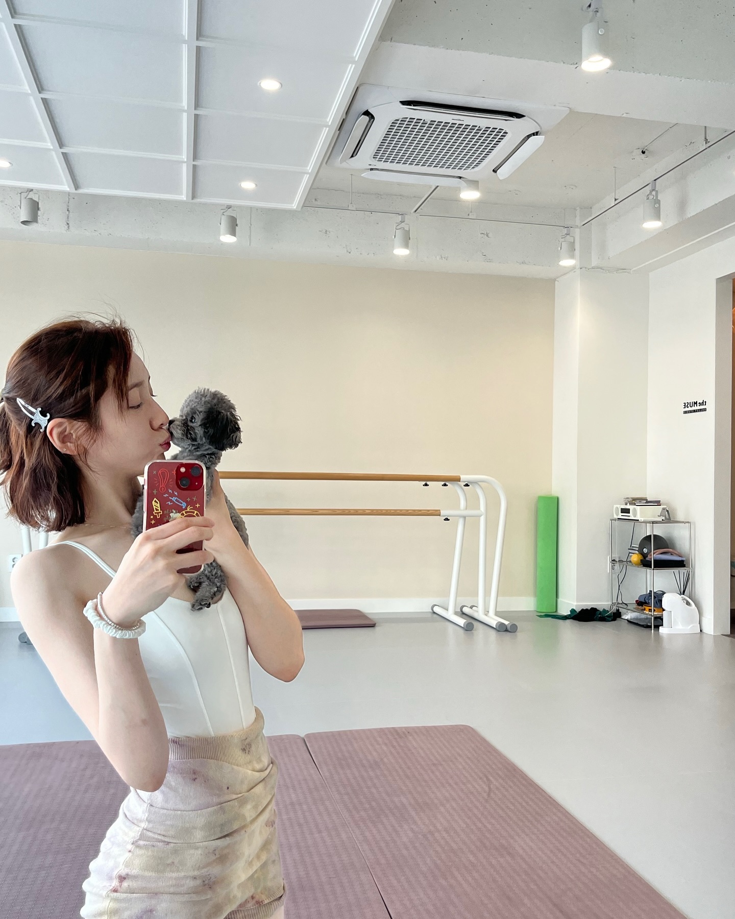 고급진 헤어 포인트🩶💛@셀린느
영롱한 로고✨ 트리옹프 스냅 헤어 클립 가격은 63만 원.🔥 이미지