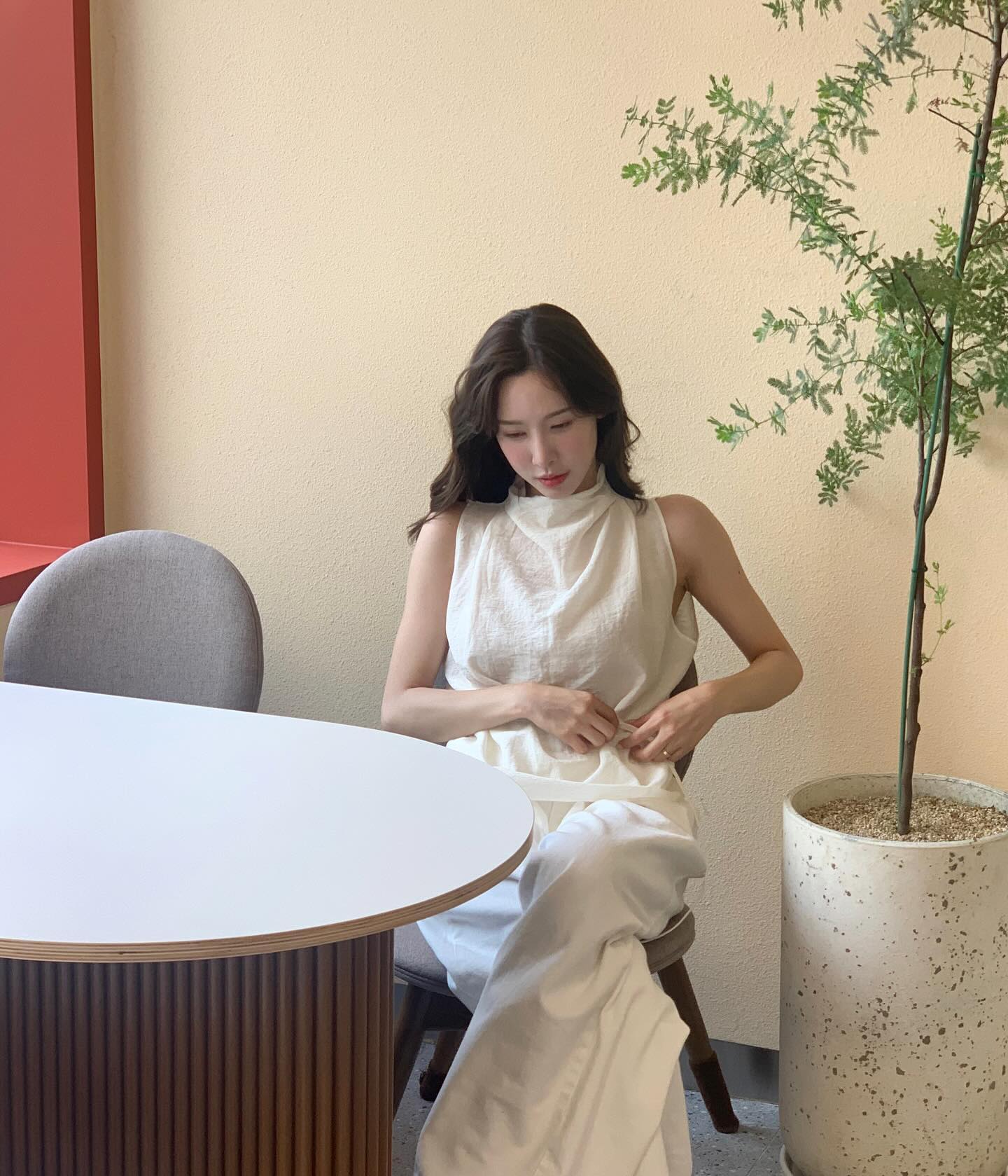 퓨어하게🤍화이트 민소매 코디 3

얼마 남지 않은 여름! 언제, 어디서나 입을 수 있는 활용도 높은 화이트 민소매를 쉽고 간단하게 코디하는 3가지 방법을 소개합니다.

1. 올 화이트 룩
같은 컬러감으로 화이트의 매력을 2배 높여 줄 수 있어요. 퓨어 한 매력을 높이고 싶다면 올 화이트 룩 추천합니다.

2. 화이트 민소매 + 청바지
기본 공식이라고 불릴 만큼 코디의 정석이죠. 깔끔하고 캐주얼 한 느낌을 더하고 싶을 땐 이렇게 입어보세요.

3. 화이트 민소매 + 미니스커트
화이트와 미니스커트의 만남은 러블리한 무드를 한층 살려줄 수 있어요. 데이트룩으로도 추천하는 조합입니다. 이미지3