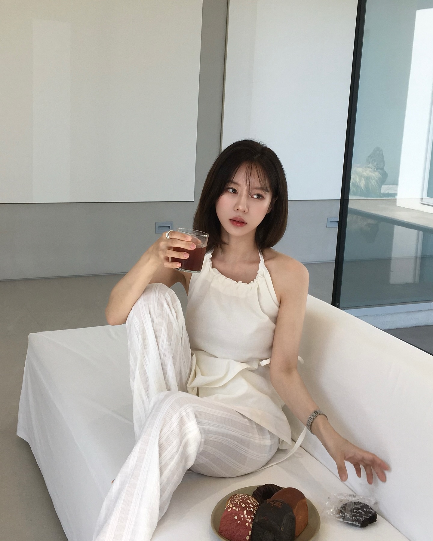 퓨어하게🤍화이트 민소매 코디 3

얼마 남지 않은 여름! 언제, 어디서나 입을 수 있는 활용도 높은 화이트 민소매를 쉽고 간단하게 코디하는 3가지 방법을 소개합니다.

1. 올 화이트 룩
같은 컬러감으로 화이트의 매력을 2배 높여 줄 수 있어요. 퓨어 한 매력을 높이고 싶다면 올 화이트 룩 추천합니다.

2. 화이트 민소매 + 청바지
기본 공식이라고 불릴 만큼 코디의 정석이죠. 깔끔하고 캐주얼 한 느낌을 더하고 싶을 땐 이렇게 입어보세요.

3. 화이트 민소매 + 미니스커트
화이트와 미니스커트의 만남은 러블리한 무드를 한층 살려줄 수 있어요. 데이트룩으로도 추천하는 조합입니다. 이미지2