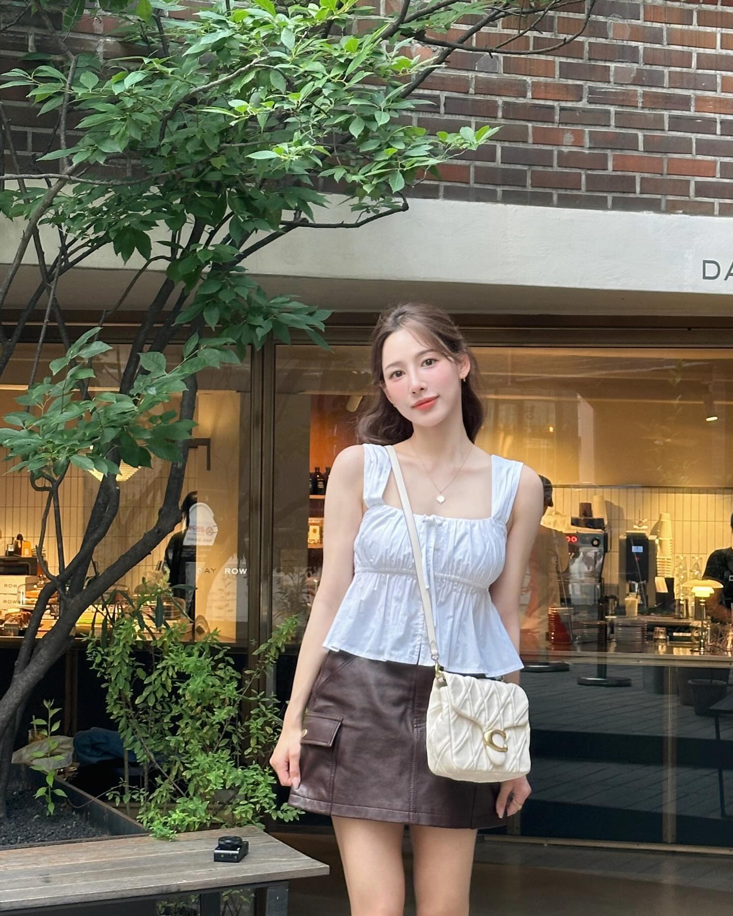 퓨어하게🤍화이트 민소매 코디 3

얼마 남지 않은 여름! 언제, 어디서나 입을 수 있는 활용도 높은 화이트 민소매를 쉽고 간단하게 코디하는 3가지 방법을 소개합니다.

1. 올 화이트 룩
같은 컬러감으로 화이트의 매력을 2배 높여 줄 수 있어요. 퓨어 한 매력을 높이고 싶다면 올 화이트 룩 추천합니다.

2. 화이트 민소매 + 청바지
기본 공식이라고 불릴 만큼 코디의 정석이죠. 깔끔하고 캐주얼 한 느낌을 더하고 싶을 땐 이렇게 입어보세요.

3. 화이트 민소매 + 미니스커트
화이트와 미니스커트의 만남은 러블리한 무드를 한층 살려줄 수 있어요. 데이트룩으로도 추천하는 조합입니다. 이미지8