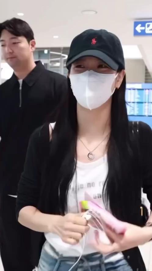 최근 지수 언니 공항패션🖤❤️기본 폴로모자 조합 넘 예쁘자나.. 진리 검빨에 유선 이어폰 조합🏇다 나도 있는거인데… 이미지