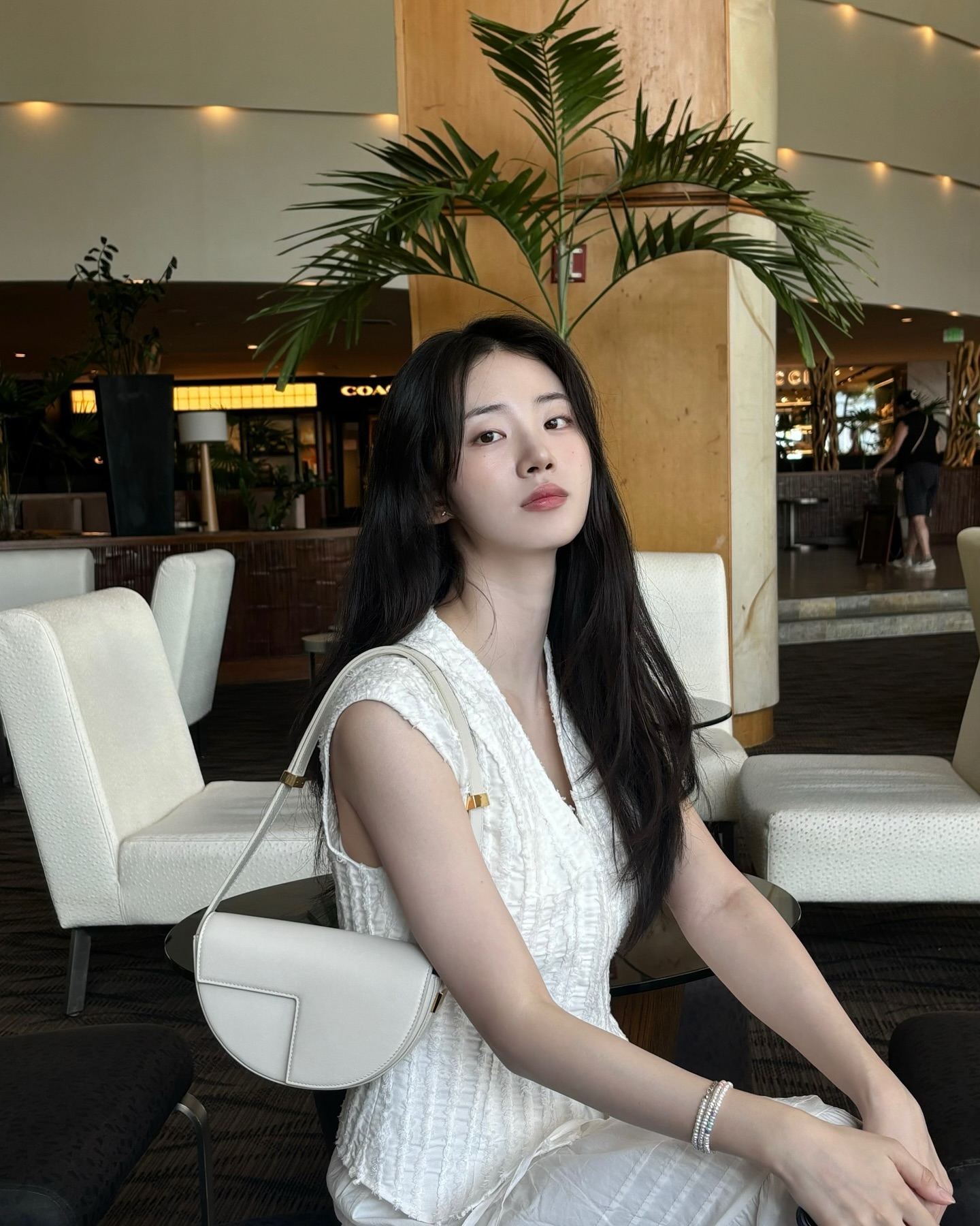 퓨어하게🤍화이트 민소매 코디 3

얼마 남지 않은 여름! 언제, 어디서나 입을 수 있는 활용도 높은 화이트 민소매를 쉽고 간단하게 코디하는 3가지 방법을 소개합니다.

1. 올 화이트 룩
같은 컬러감으로 화이트의 매력을 2배 높여 줄 수 있어요. 퓨어 한 매력을 높이고 싶다면 올 화이트 룩 추천합니다.

2. 화이트 민소매 + 청바지
기본 공식이라고 불릴 만큼 코디의 정석이죠. 깔끔하고 캐주얼 한 느낌을 더하고 싶을 땐 이렇게 입어보세요.

3. 화이트 민소매 + 미니스커트
화이트와 미니스커트의 만남은 러블리한 무드를 한층 살려줄 수 있어요. 데이트룩으로도 추천하는 조합입니다. 이미지4