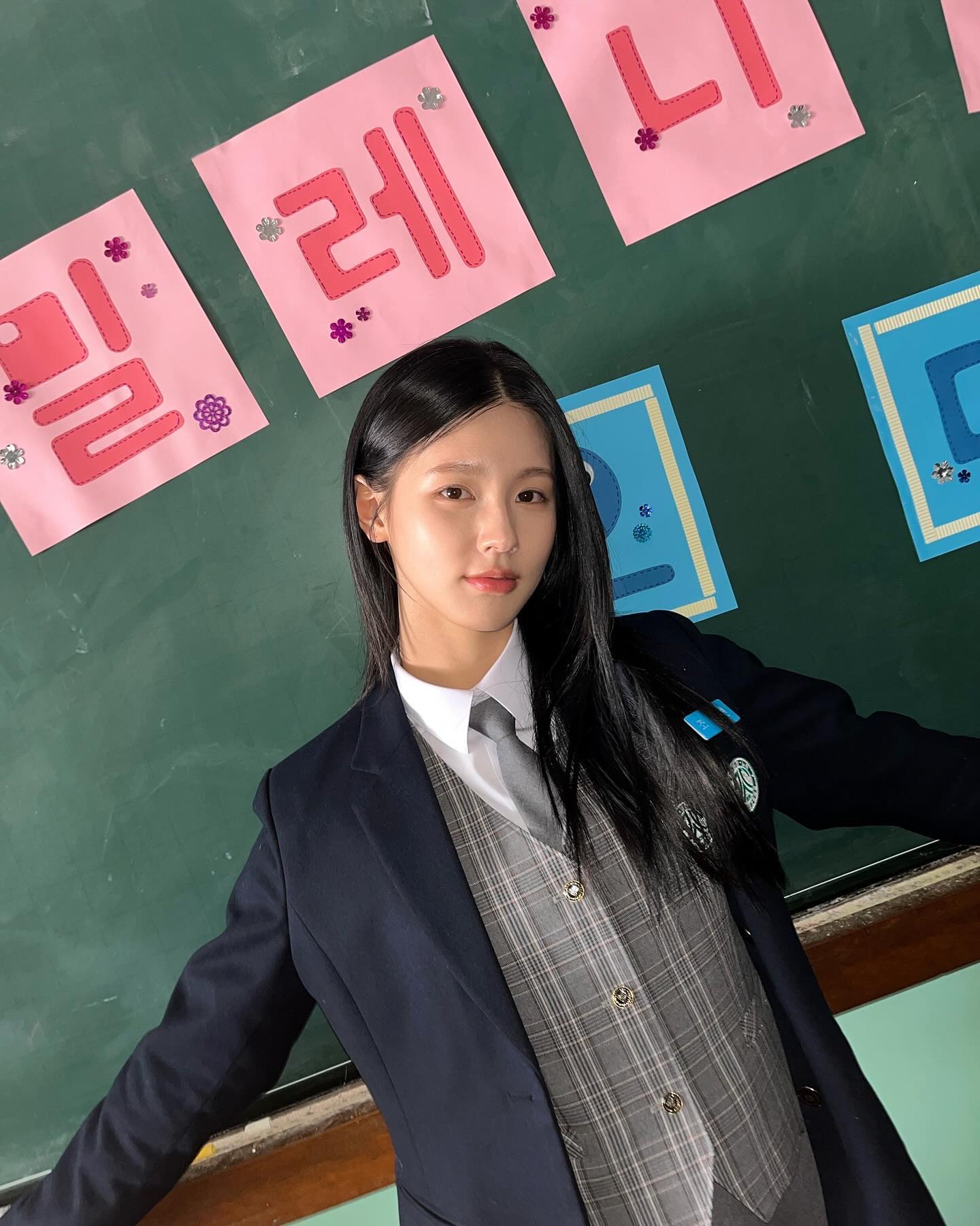 미연이 왜 여기서 나와?🧚🏻💚

영화 ‘빅토리’에 (여자)아이들 미연이 깜짝 출연해 화제를 모으고 있습니다. 쿠키 영상에 등장한 미연은 청순한 긴 생머리에 교복 차림으로 치어리딩 동아리 ‘밀레니엄 걸즈’의 오디션에 참여해 ‘칼각’ 댄스를 선보였는데요. 혜리와의 친분을 바탕으로 성사된 미연의 우정 출연은 짧지만 강렬한 임팩트를 전하며 영화 속 또 하나의 관전 포인트를 더했습니다. 이미지