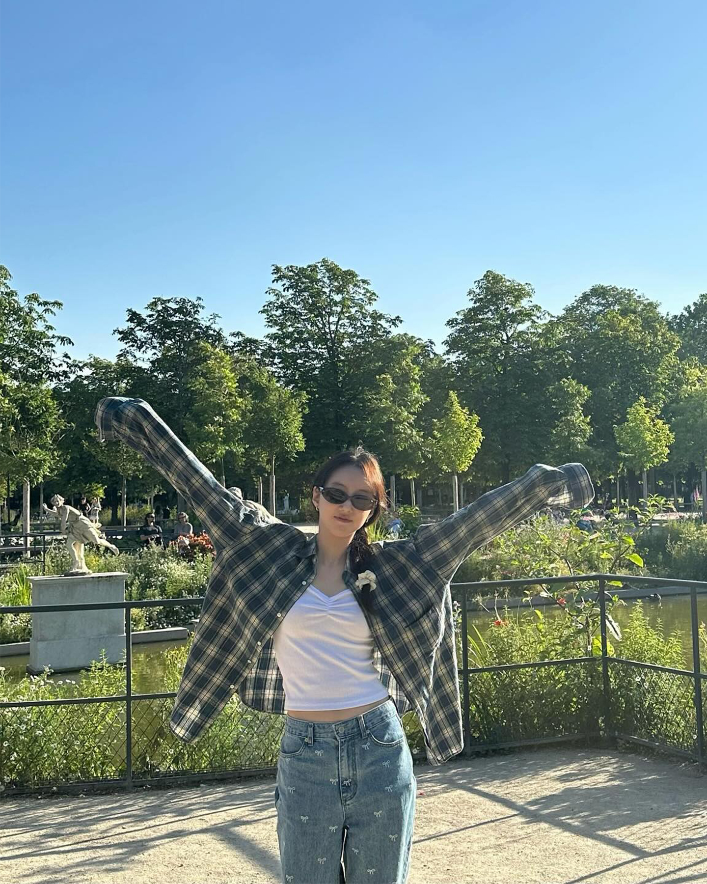 청순한 헤어 스타일이 끌릴 때🎀
한쪽으로 땋은 머리에 스크런치로 러블리 포인트 더하기📿🤍 이미지7