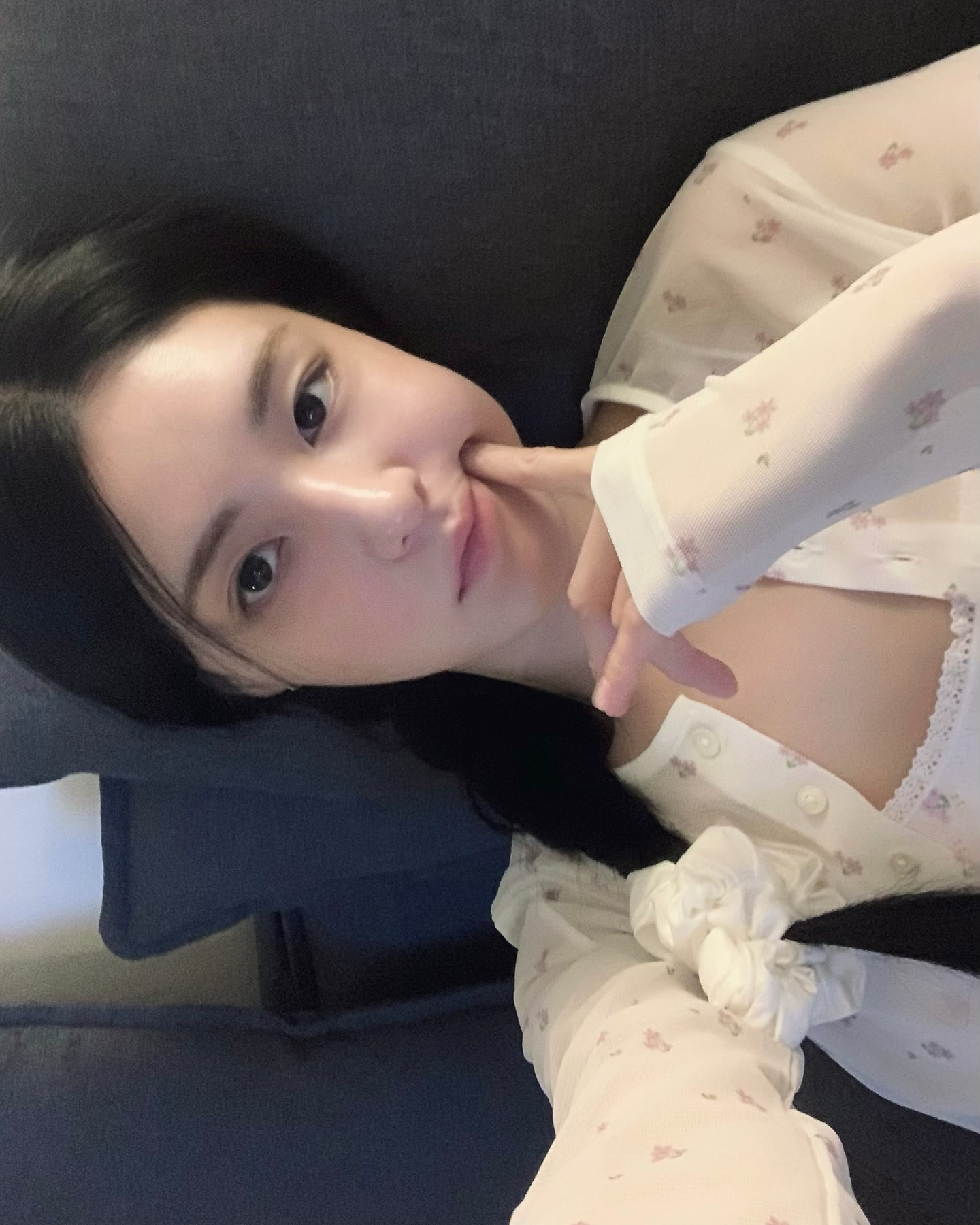 청순한 헤어 스타일이 끌릴 때🎀
한쪽으로 땋은 머리에 스크런치로 러블리 포인트 더하기📿🤍 이미지5