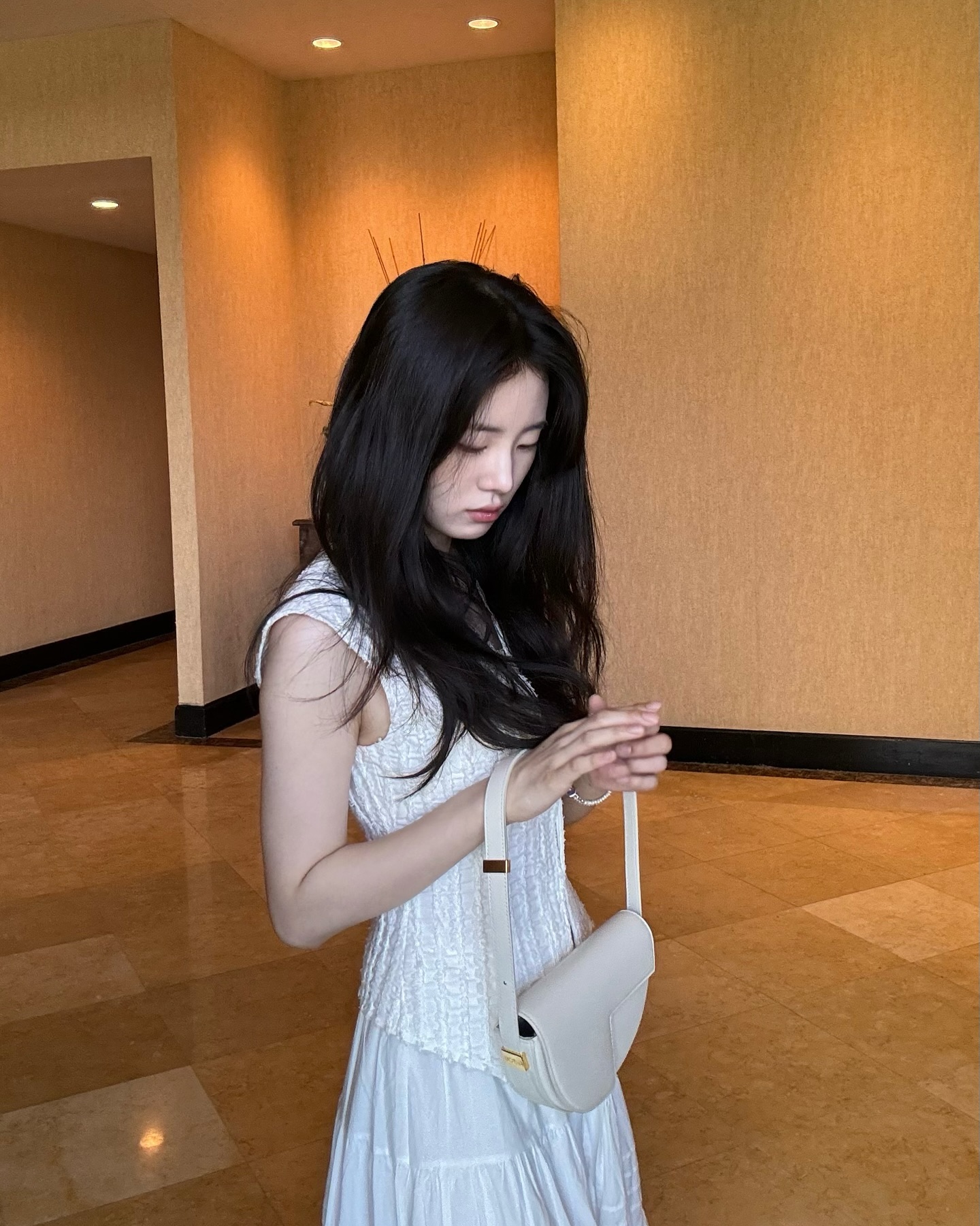 퓨어하게🤍화이트 민소매 코디 3

얼마 남지 않은 여름! 언제, 어디서나 입을 수 있는 활용도 높은 화이트 민소매를 쉽고 간단하게 코디하는 3가지 방법을 소개합니다.

1. 올 화이트 룩
같은 컬러감으로 화이트의 매력을 2배 높여 줄 수 있어요. 퓨어 한 매력을 높이고 싶다면 올 화이트 룩 추천합니다.

2. 화이트 민소매 + 청바지
기본 공식이라고 불릴 만큼 코디의 정석이죠. 깔끔하고 캐주얼 한 느낌을 더하고 싶을 땐 이렇게 입어보세요.

3. 화이트 민소매 + 미니스커트
화이트와 미니스커트의 만남은 러블리한 무드를 한층 살려줄 수 있어요. 데이트룩으로도 추천하는 조합입니다. 이미지