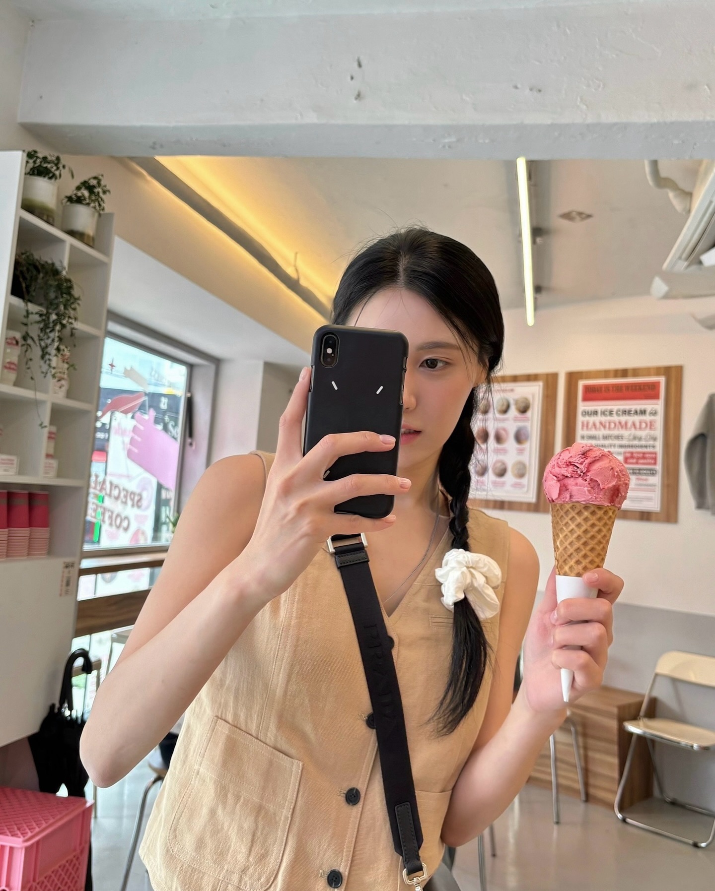 청순한 헤어 스타일이 끌릴 때🎀
한쪽으로 땋은 머리에 스크런치로 러블리 포인트 더하기📿🤍 이미지3