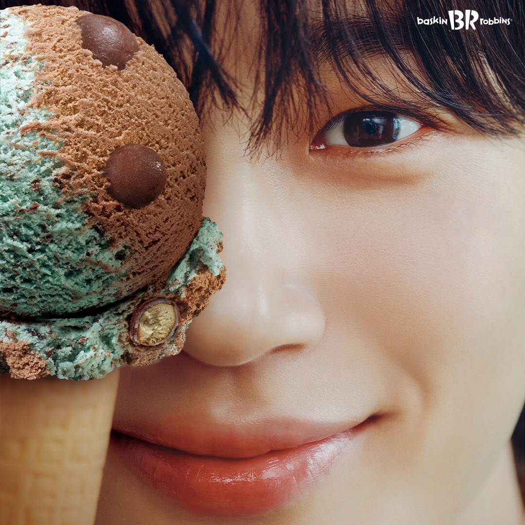 변우석이 개발한 배라 이달의 맛🍧

배스킨라빈스가 변우석과 함께 공동 개발한 이달의 맛을 오는 9월 최초 공개합니다. 실제로 변우석은 다양한 매체를 통해 배스킨라빈스에 대한 애정을 여러 차례 드러내 왔으며, 배스킨라빈스는 이를 주목해 변우석을 ‘명예 연구원’으로 임명했는데요. 이와 함께 9월 이달의 맛을 가장 먼저 경험할 수 있는 언텁쇼 티켓 이벤트도 진행 중이니 자세한 설명은 배스킨라빈스 공식 계정을 확인해 보세요. 이미지