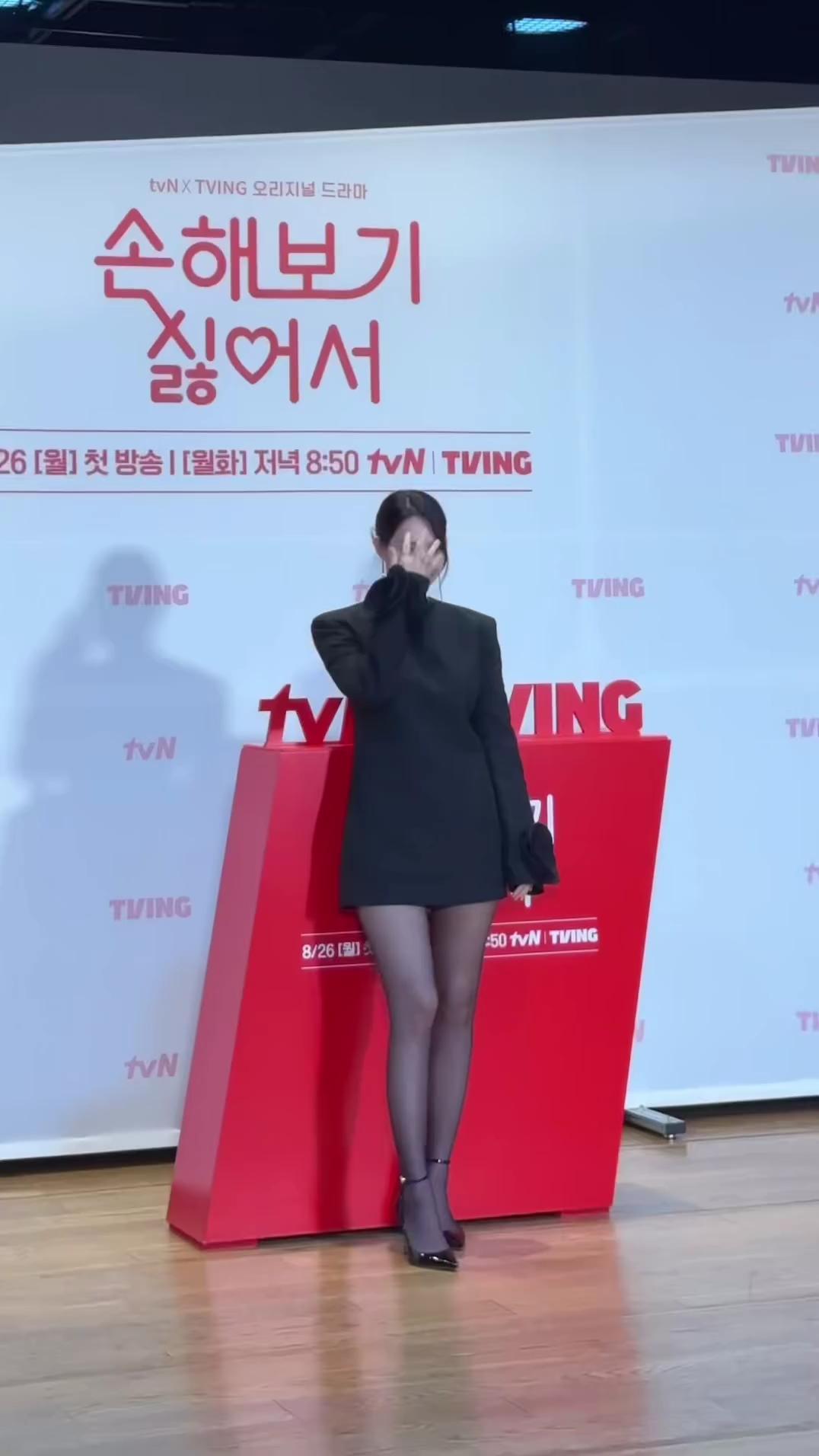 이 언니는 계속 예뻐…🖤❤️
손해보기 싫어서 제작 발표회 속 민아언니의 블랙 원피스 완벽룩 이미지