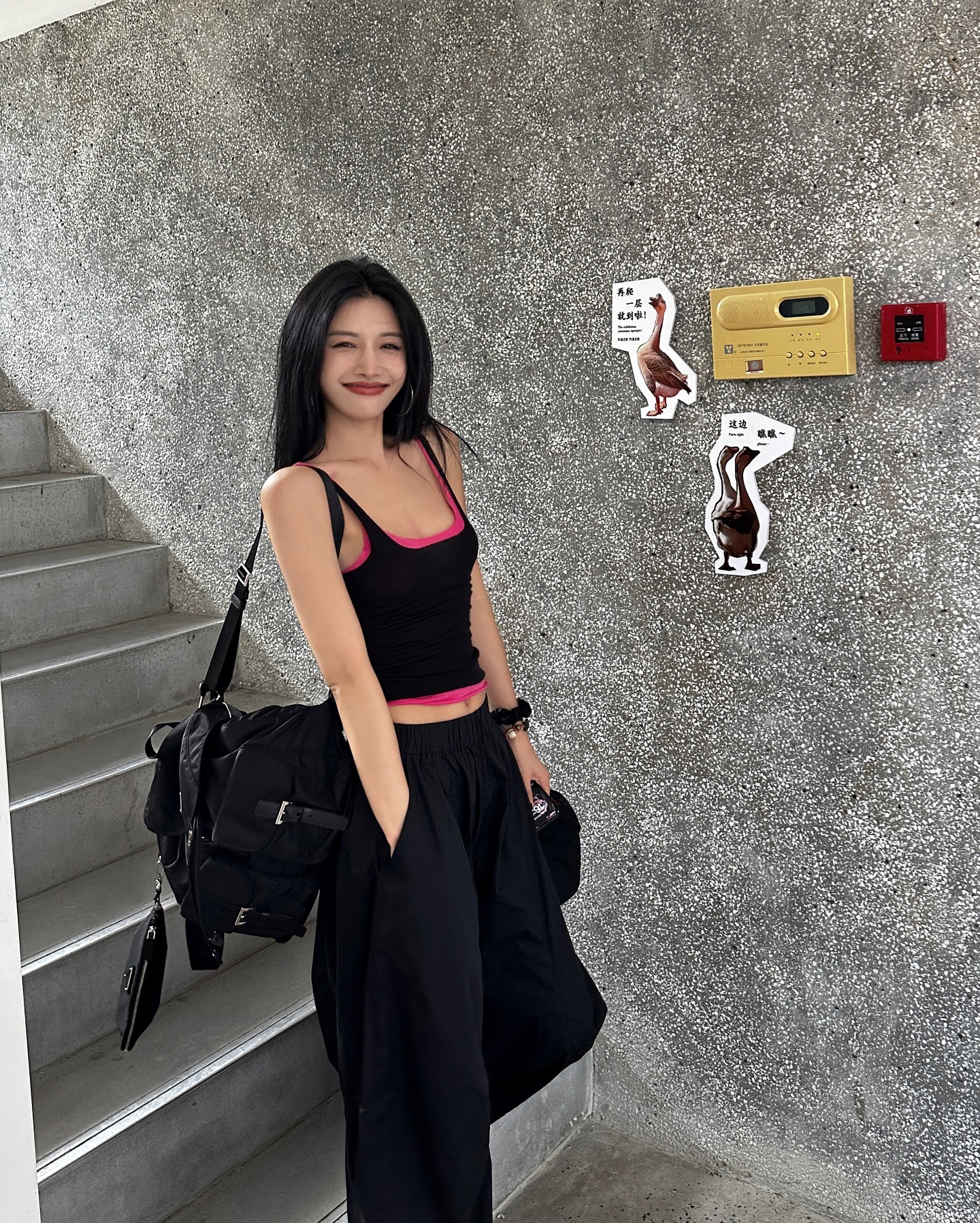 민소매 겹쳐있는게 요즘 트렌드🖤 이미지
