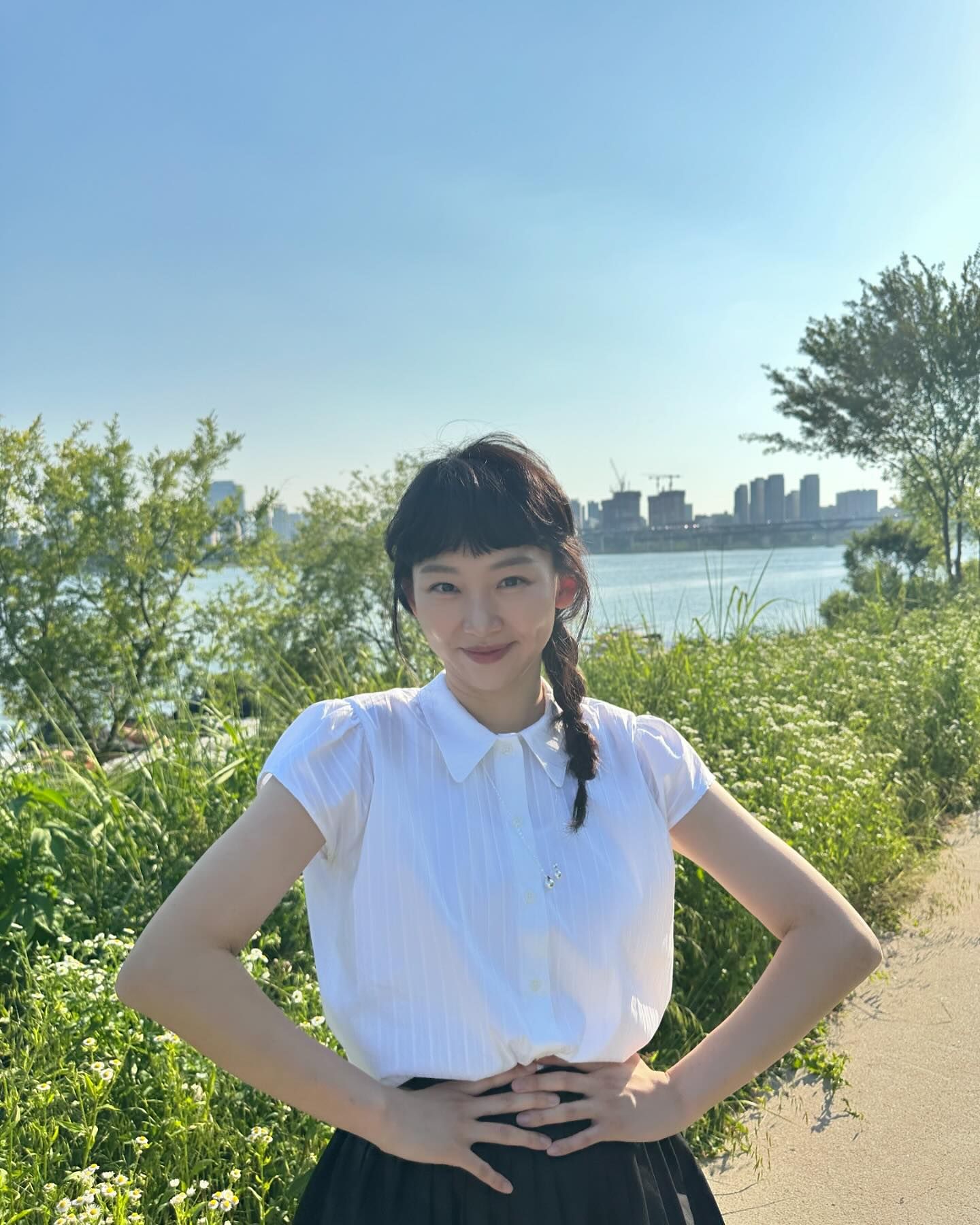 프렌치 무드🤍✨화이트 블라우스
하의에 따라 다양한 코디가 가능한 흰 반팔 블라우스✔️참고해

1. 화이트 롱 스커트와 코디하여 페미닌한 데이트 룩

2. 롱쇼츠와 함께 매치하여 트렌디한 캐주얼 룩

3. 데님에 매치하여 미니멀한 데일리 룩

4. 볼륨 있는 블랙 스커트와 함게 코디하여 러블리한 주말 룩 이미지