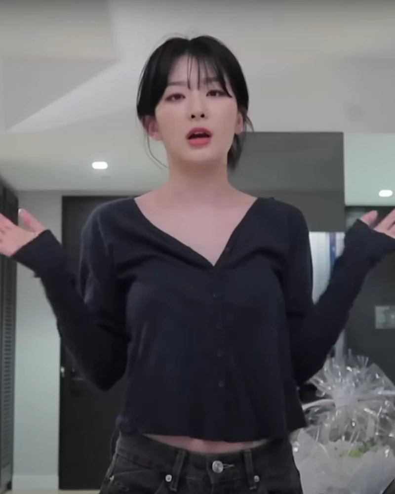 미국 젠지가 열광하는 브랜드🩷
국내에서 블랙핑크 제니, 모델 릴리 치, 레드벨벳 슬기가 착용한 것으로 유명한 브랜드죠! 지금 미국 Z세대에게 가장 사랑받는 브랜드 '브랜디 멜빌'!🇺🇸
브랜디 멜빌은 특유 로맨스 여주인공 같은 바닐라걸 감성이 특징이에요. 그리고 특이한 정책이 하나 있습니다. 바로 옷 사이즈가 '원사이즈'라는 것이죠. 실제로 미국 Z세대 사이에서 브랜디 멜빌을 입는다는 것이 몸매가 좋다는 것을 인증하는 의미로 여겨진다고 합니다.
올해 9월 국내에 성수 매장을 시작으로 국내 진출을 예고하고 있습니다! 평소 바닐라걸 무드에 관심이 많다면 한 번 쯤 눈 여겨 볼만 한 소식이겠죠? 이미지3