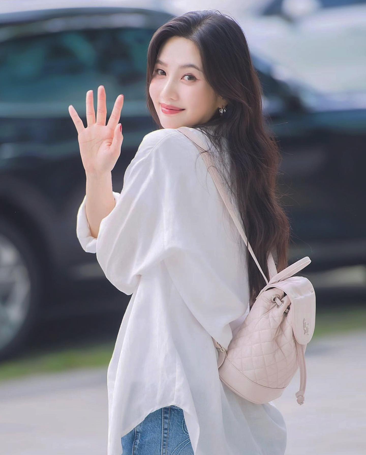 러블리힙이 추구미라면 주목👀🎀
셀럽들이 즐겨 입는 브랜드, 쓰리타임즈✨💖

1. 뉴진스: Cheery skirt 15만 1천 원.

2. 장원영: Annie top 8만 2천 원.

3. 윤이재: Vine heart tee & Cheery skirt 4만 8천 원/ 15만 1천 원.

4. 조이: Acorn quilted backpack 25만 8천 원.

5. 닝닝: Pink burning tee 4만 5천 원.

6. 이서: Tagging tank top 3만 8천 원.

7. 윤이재: Athletic slit skirt 7만 5천 원. 이미지4