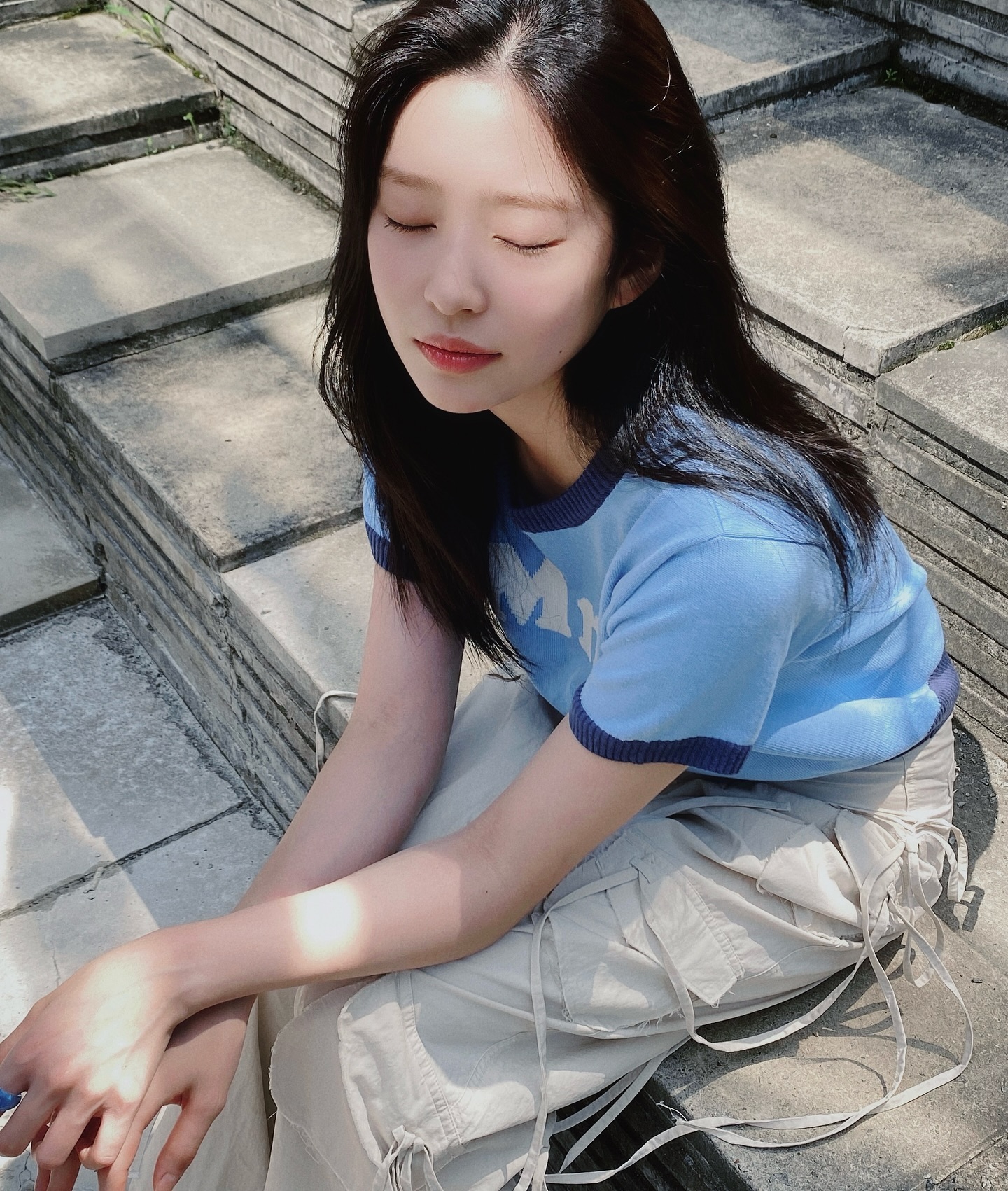 김민주도 빠진 링거티 활용법 3👕

김민주의 인스타그램 속 종종 등장하는 링거티는 올여름 정말 핫한 아이템이죠! 이 아이템을 다양한 무드로 연출하는 방법을 소개해 드릴게요.

1. 링거티 + 카고팬츠
링거티와 카고팬츠 조합은 스타일리시하면서도 실용적인 룩을 연출할 수 있는 코디 조합인데요. 힙한 룩을 연출하고 싶다면 이 조합을 추천합니다.

2. 링거티 + 컬러 볼캡
스포티하고 스트릿한 감각이 묻어나는 이 조합은 유니크한 느낌을 연출할 수 있는데요. 평소 포인트 스타일링을 즐긴다면 눈에 띄는 컬러의 볼캡과 링거티를 매치하여 스타일에 포인트를 줄 수 있습니다.

3. 링거티 + 레깅스
일상적 편안함과 여유로운 느낌을 주는 이 조합은 활동적인 상황까지 폭넓게 활용할 수 있는 유용한 스타일입니다. 이미지2