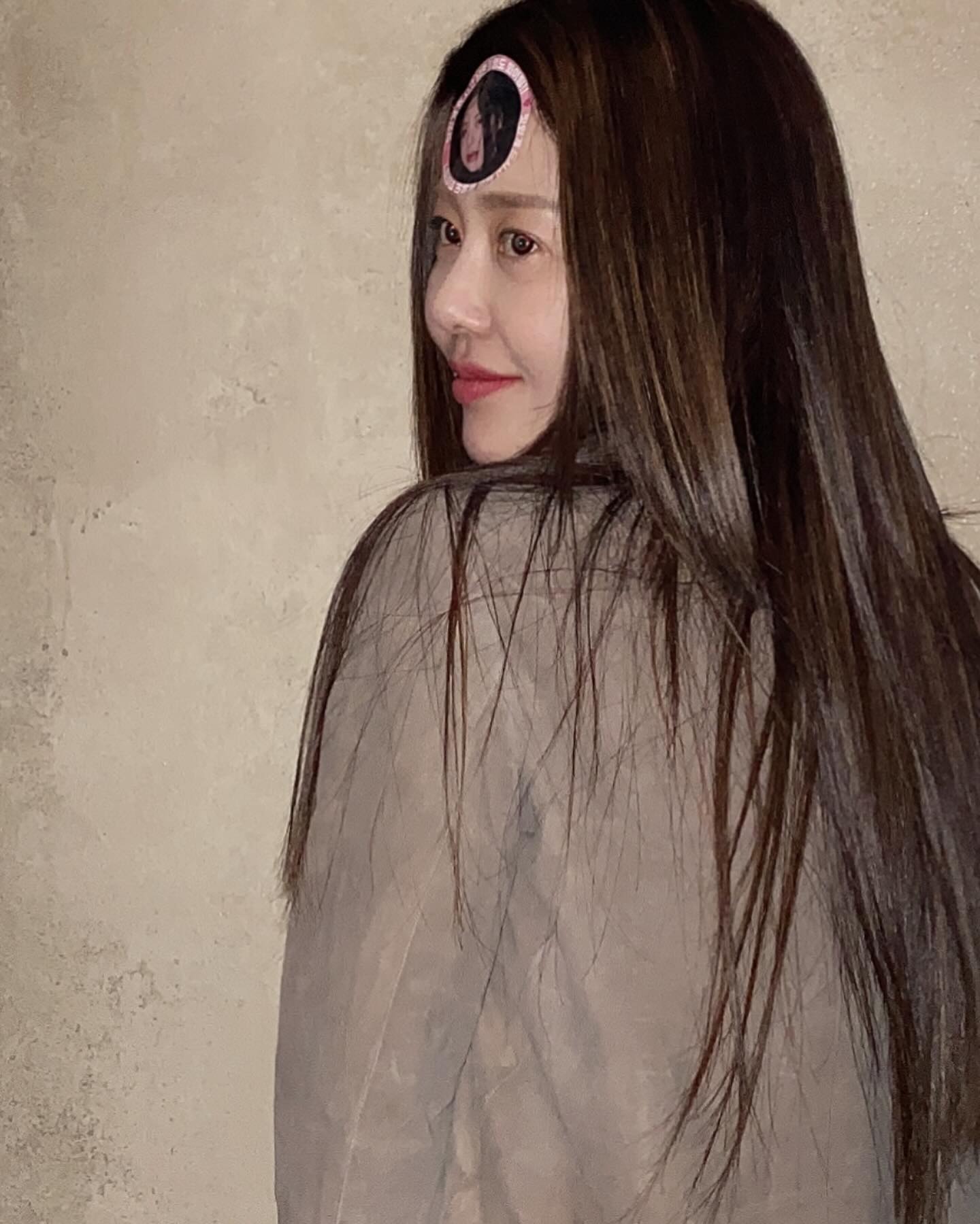 고현정 긴머VS짧머🖤못골라💇🏻‍♀️

꾸준히 근황을 올리며 팬들과 활발하게 소통하고 있는 고현정이 그간 찍어둔 사진을 공개했는데요. 2021년 JTBC 드라마 ‘너를 닮은 사람’에서는 허리 아래까지 내려오는 긴 생머리로 청순한 매력을, 2023년 넷플릭스 시리즈 ‘마스크걸’에서는 숏컷을 완벽하게 소화했었죠. 해당 사진들은 1년 이상 지난 과거지만 어제 찍었다고 해도 믿을 만큼 변함없는 미모를 과시해 눈길을 끌었습니다. 이미지