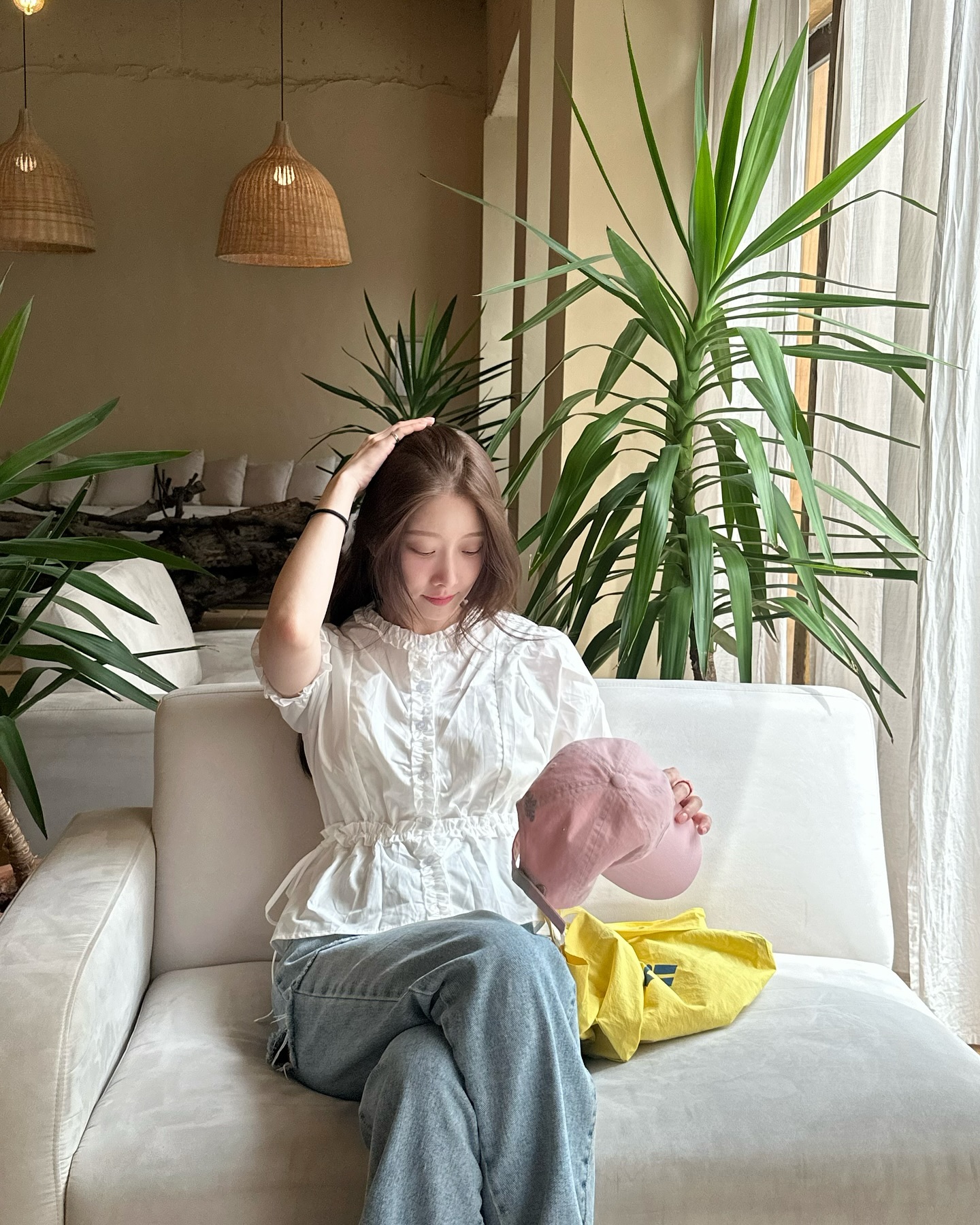 프렌치 무드🤍✨화이트 블라우스
하의에 따라 다양한 코디가 가능한 흰 반팔 블라우스✔️참고해

1. 화이트 롱 스커트와 코디하여 페미닌한 데이트 룩

2. 롱쇼츠와 함께 매치하여 트렌디한 캐주얼 룩

3. 데님에 매치하여 미니멀한 데일리 룩

4. 볼륨 있는 블랙 스커트와 함게 코디하여 러블리한 주말 룩 이미지5