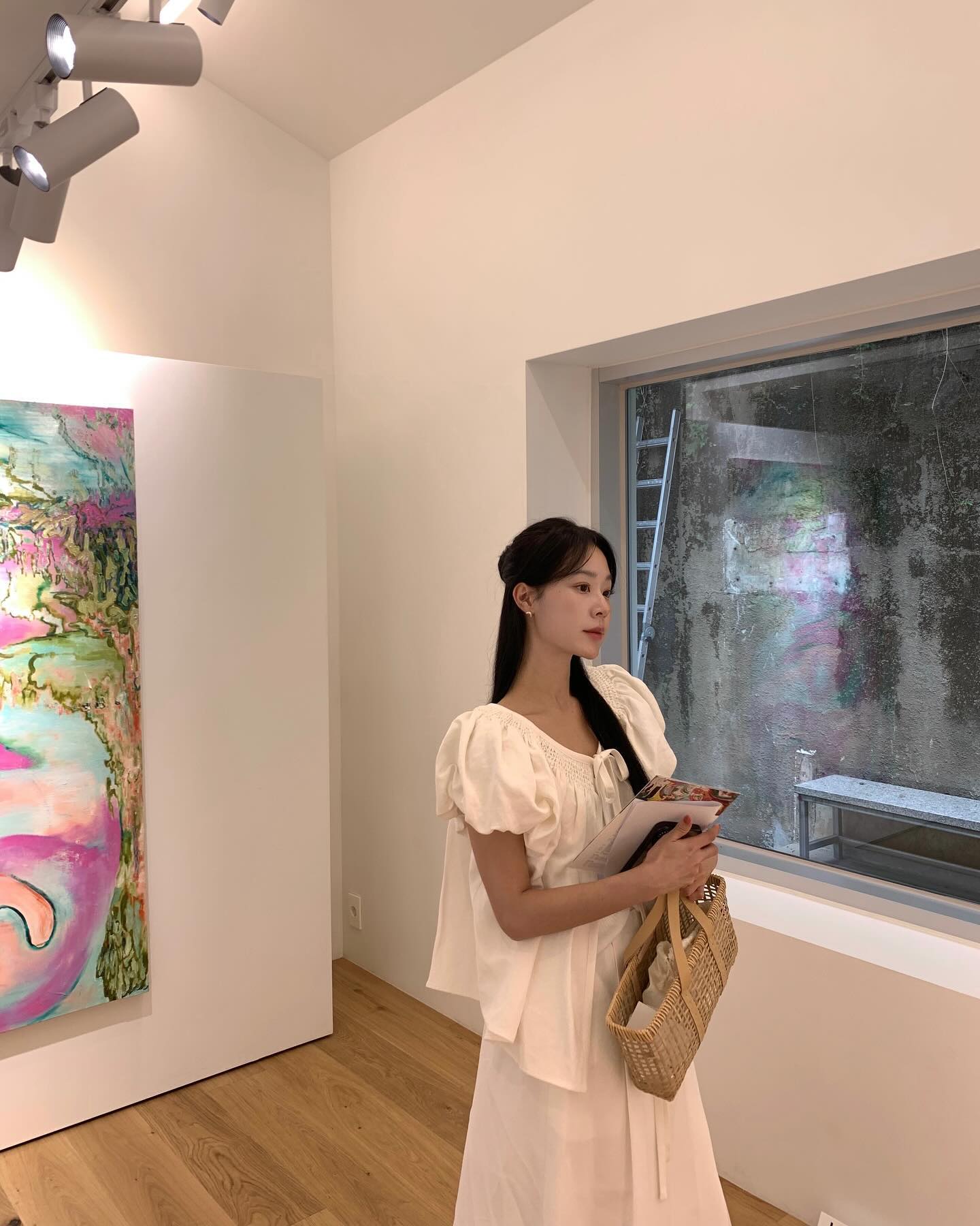 프렌치 무드🤍✨화이트 블라우스
하의에 따라 다양한 코디가 가능한 흰 반팔 블라우스✔️참고해

1. 화이트 롱 스커트와 코디하여 페미닌한 데이트 룩

2. 롱쇼츠와 함께 매치하여 트렌디한 캐주얼 룩

3. 데님에 매치하여 미니멀한 데일리 룩

4. 볼륨 있는 블랙 스커트와 함게 코디하여 러블리한 주말 룩 이미지2