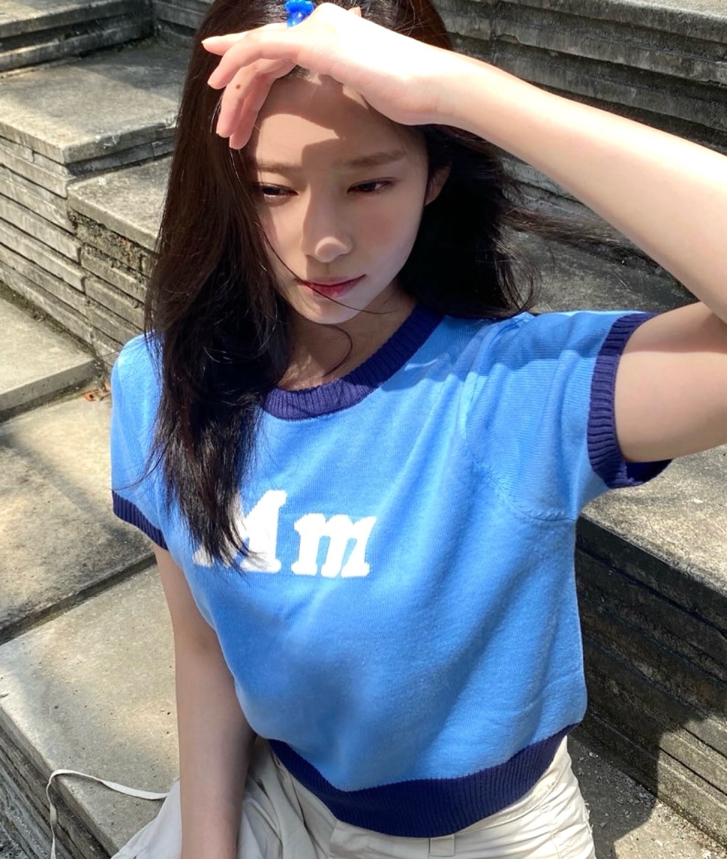 김민주도 빠진 링거티 활용법 3👕

김민주의 인스타그램 속 종종 등장하는 링거티는 올여름 정말 핫한 아이템이죠! 이 아이템을 다양한 무드로 연출하는 방법을 소개해 드릴게요.

1. 링거티 + 카고팬츠
링거티와 카고팬츠 조합은 스타일리시하면서도 실용적인 룩을 연출할 수 있는 코디 조합인데요. 힙한 룩을 연출하고 싶다면 이 조합을 추천합니다.

2. 링거티 + 컬러 볼캡
스포티하고 스트릿한 감각이 묻어나는 이 조합은 유니크한 느낌을 연출할 수 있는데요. 평소 포인트 스타일링을 즐긴다면 눈에 띄는 컬러의 볼캡과 링거티를 매치하여 스타일에 포인트를 줄 수 있습니다.

3. 링거티 + 레깅스
일상적 편안함과 여유로운 느낌을 주는 이 조합은 활동적인 상황까지 폭넓게 활용할 수 있는 유용한 스타일입니다. 이미지