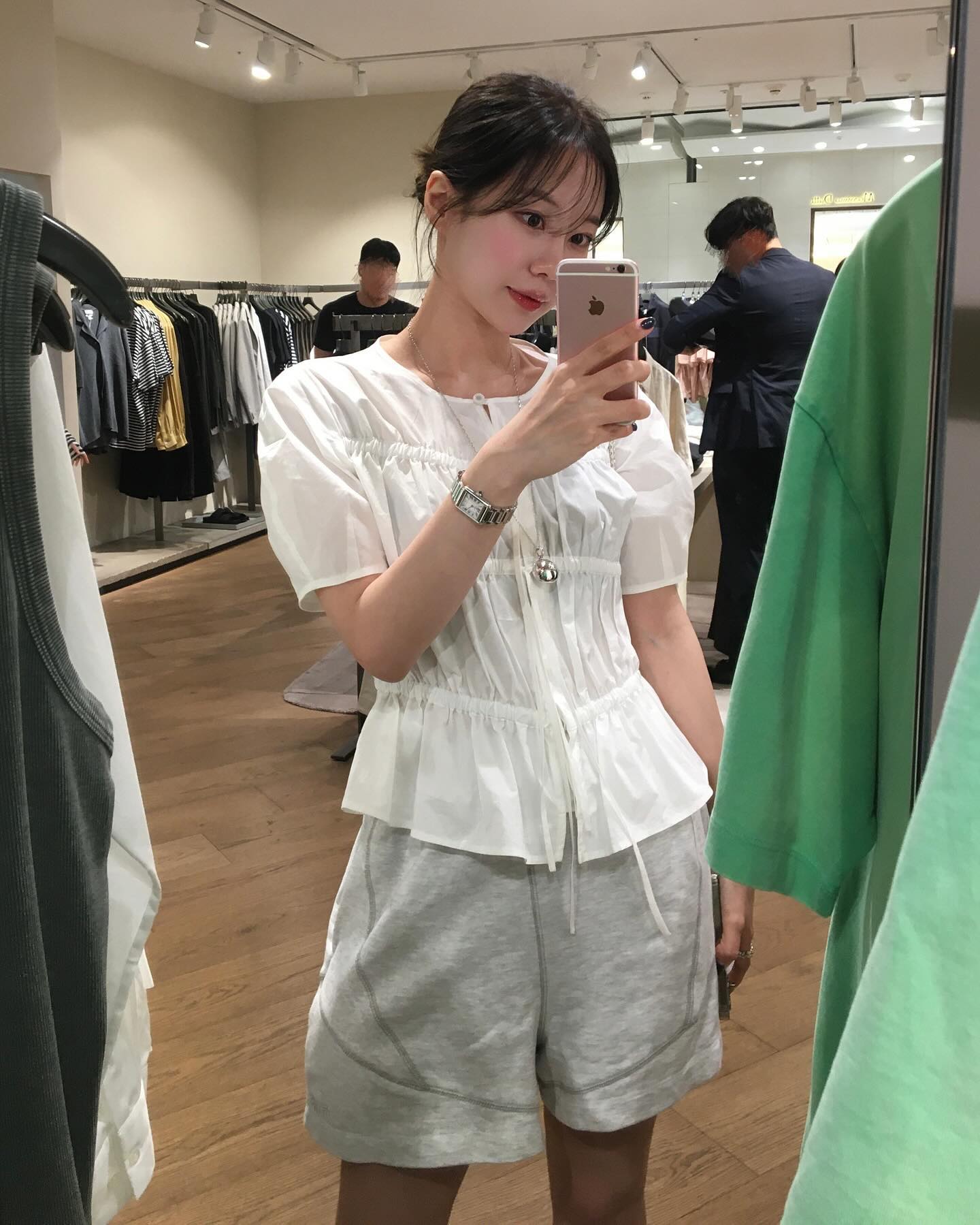 프렌치 무드🤍✨화이트 블라우스
하의에 따라 다양한 코디가 가능한 흰 반팔 블라우스✔️참고해

1. 화이트 롱 스커트와 코디하여 페미닌한 데이트 룩

2. 롱쇼츠와 함께 매치하여 트렌디한 캐주얼 룩

3. 데님에 매치하여 미니멀한 데일리 룩

4. 볼륨 있는 블랙 스커트와 함게 코디하여 러블리한 주말 룩 이미지3