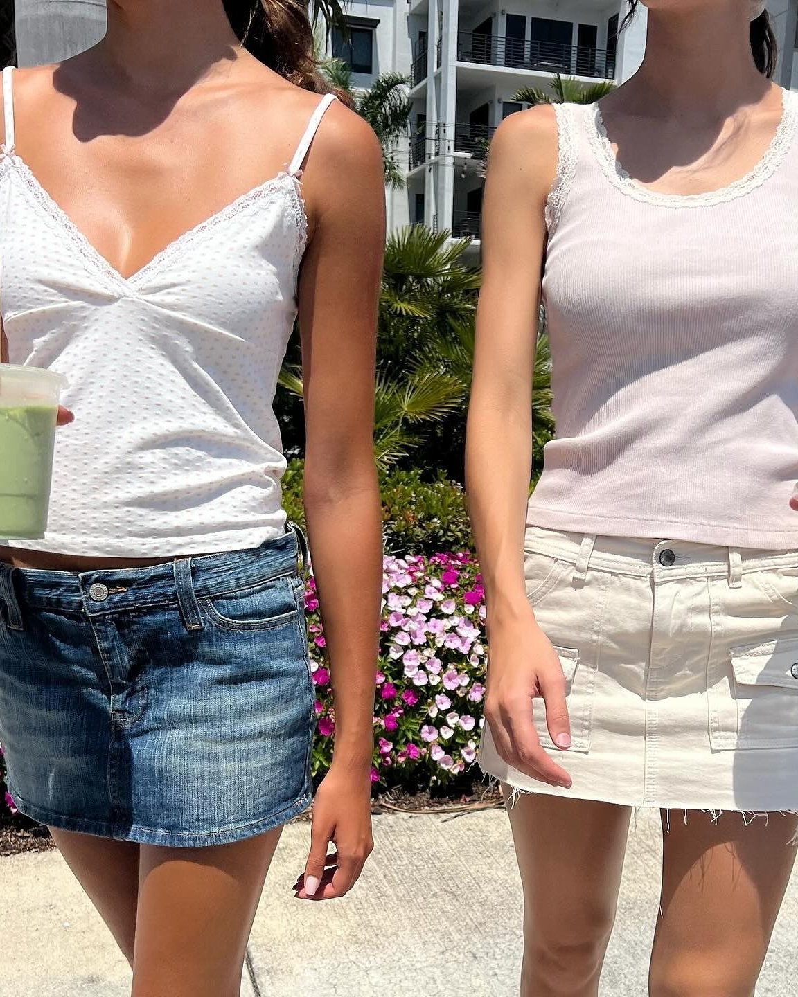 미국 젠지가 열광하는 브랜드🩷

국내에서 블랙핑크 제니, 모델 릴리 치, 레드벨벳 슬기가 착용한 것으로 유명한 브랜드죠! 지금 미국 Z세대에게 가장 사랑받는 브랜드 '브랜디 멜빌'!🇺🇸

브랜디 멜빌은 특유 로맨스 여주인공 같은 바닐라걸 감성이 특징이에요. 그리고 특이한 정책이 하나 있습니다. 바로 옷 사이즈가 '원사이즈'라는 것이죠. 실제로 미국 Z세대 사이에서 브랜디 멜빌을 입는다는 것이 몸매가 좋다는 것을 인증하는 의미로 여겨진다고 합니다.

올해 9월 국내에 성수 매장을 시작으로 국내 진출을 예고하고 있습니다! 평소 바닐라걸 무드에 관심이 많다면 한 번 쯤 눈 여겨 볼만 한 소식이겠죠? 이미지9