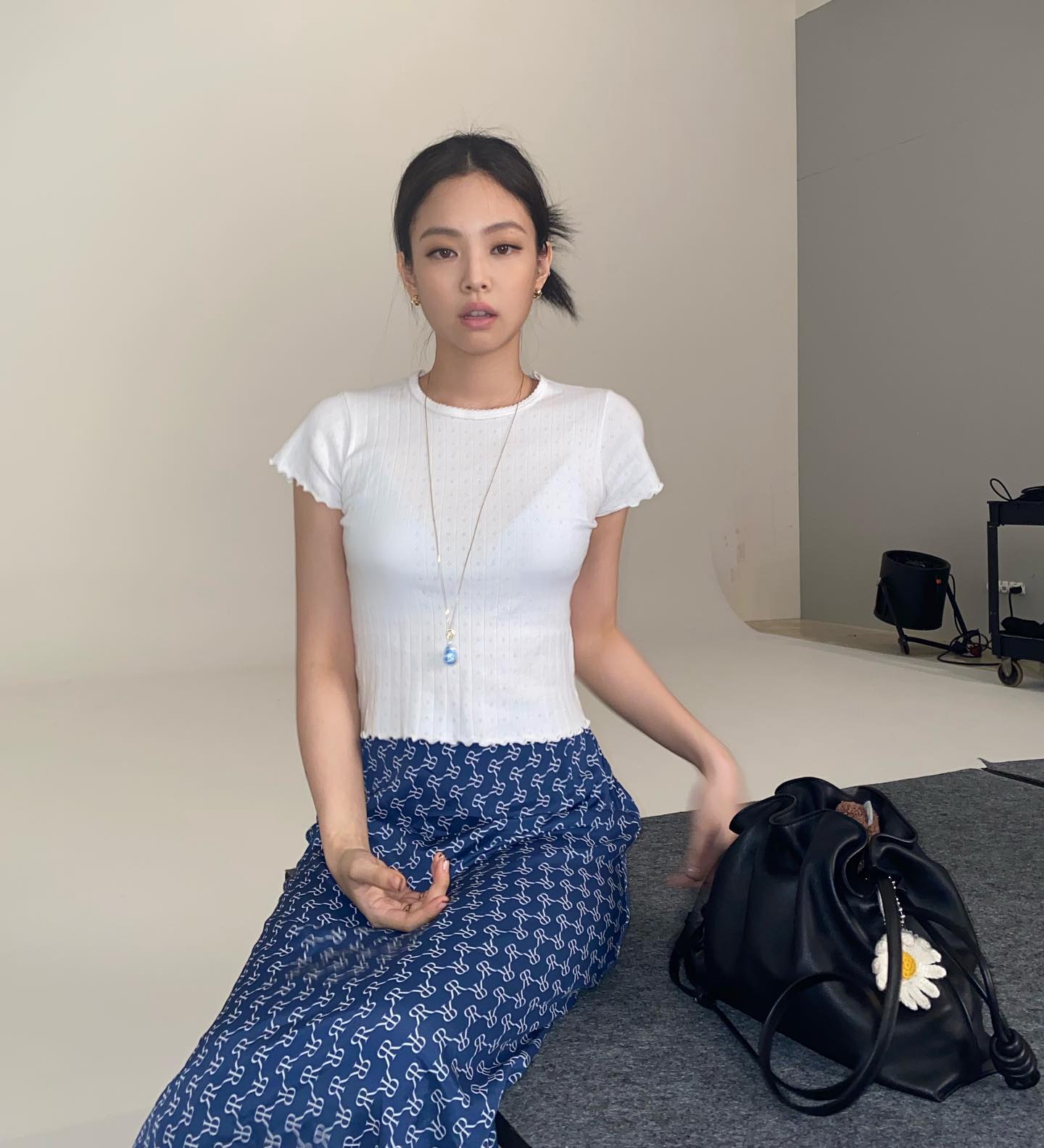 미국 젠지가 열광하는 브랜드🩷

국내에서 블랙핑크 제니, 모델 릴리 치, 레드벨벳 슬기가 착용한 것으로 유명한 브랜드죠! 지금 미국 Z세대에게 가장 사랑받는 브랜드 '브랜디 멜빌'!🇺🇸

브랜디 멜빌은 특유 로맨스 여주인공 같은 바닐라걸 감성이 특징이에요. 그리고 특이한 정책이 하나 있습니다. 바로 옷 사이즈가 '원사이즈'라는 것이죠. 실제로 미국 Z세대 사이에서 브랜디 멜빌을 입는다는 것이 몸매가 좋다는 것을 인증하는 의미로 여겨진다고 합니다.

올해 9월 국내에 성수 매장을 시작으로 국내 진출을 예고하고 있습니다! 평소 바닐라걸 무드에 관심이 많다면 한 번 쯤 눈 여겨 볼만 한 소식이겠죠? 이미지