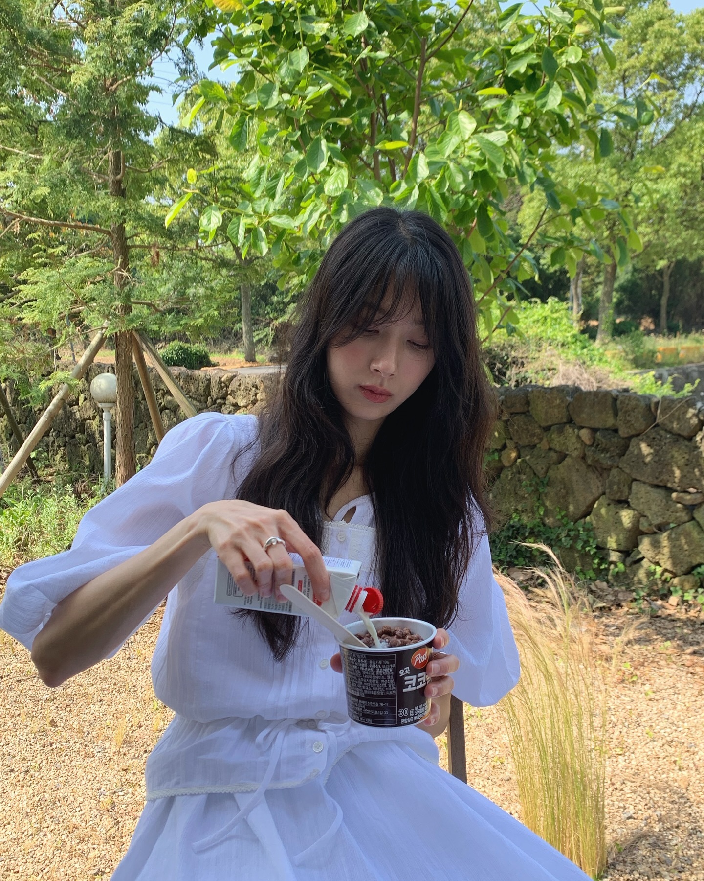 프렌치 무드🤍✨화이트 블라우스
하의에 따라 다양한 코디가 가능한 흰 반팔 블라우스✔️참고해

1. 화이트 롱 스커트와 코디하여 페미닌한 데이트 룩

2. 롱쇼츠와 함께 매치하여 트렌디한 캐주얼 룩

3. 데님에 매치하여 미니멀한 데일리 룩

4. 볼륨 있는 블랙 스커트와 함게 코디하여 러블리한 주말 룩 이미지